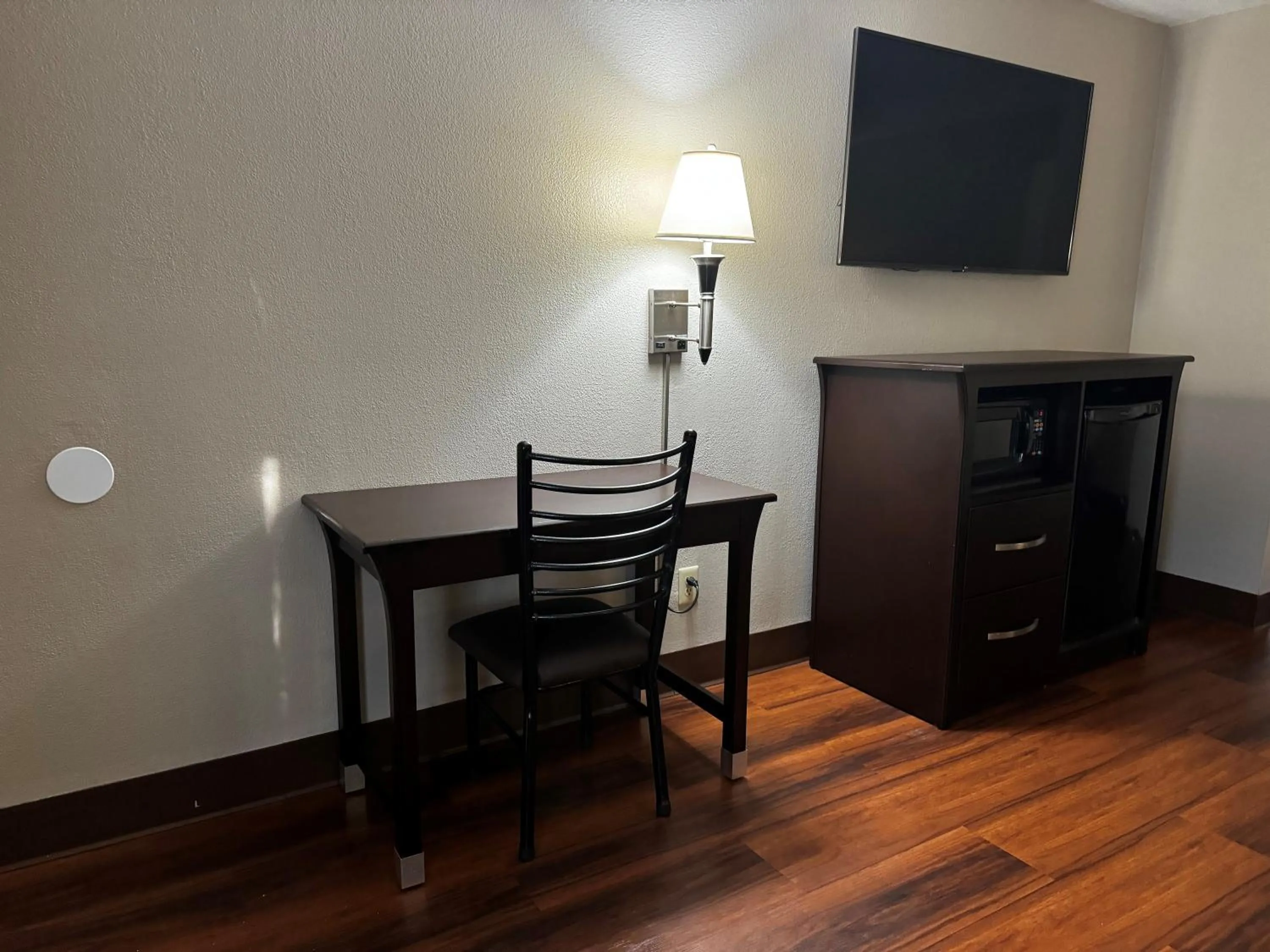 TV and multimedia in Super 8 by Wyndham Houston Webster NASA