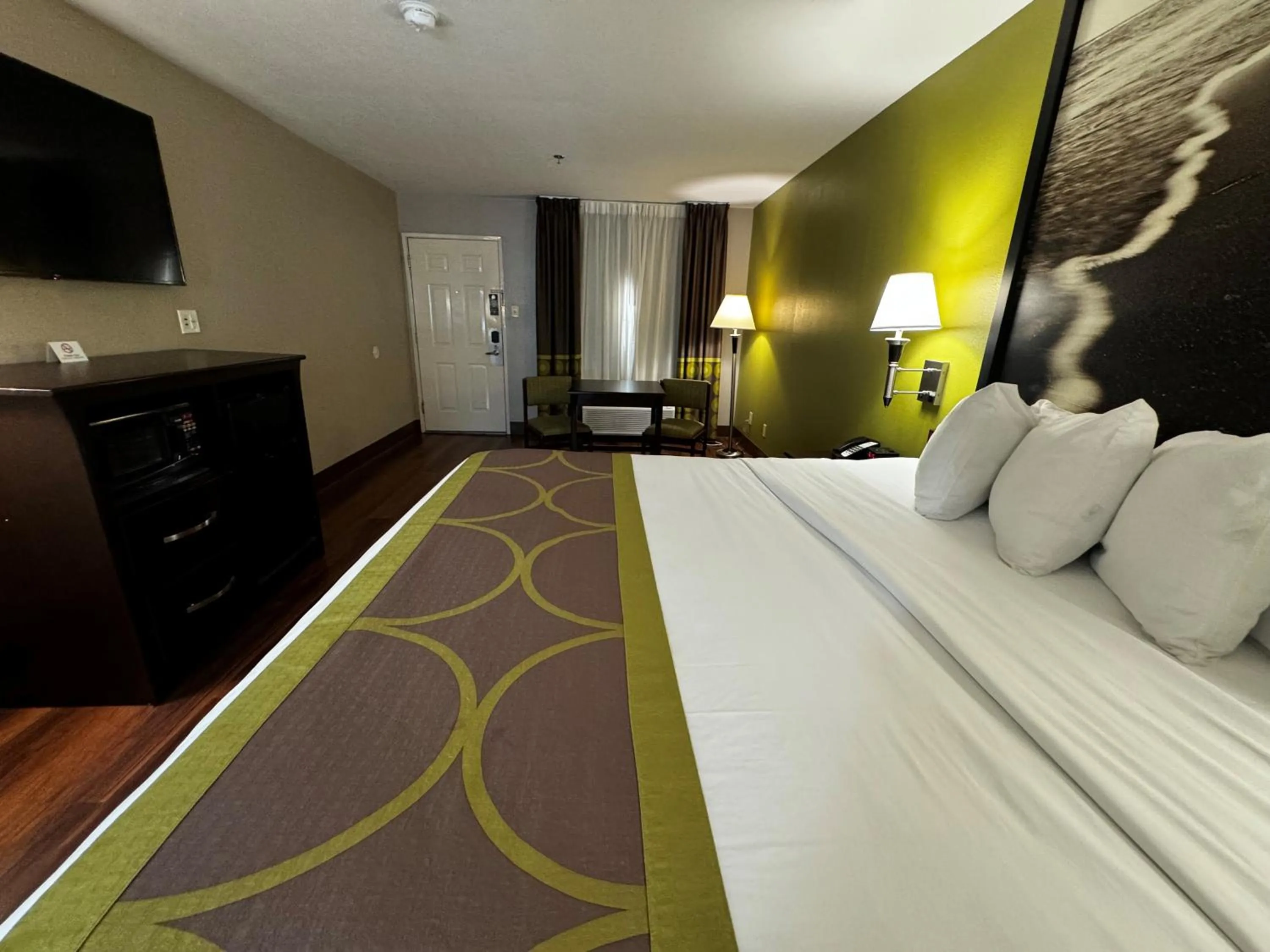 Photo of the whole room, Bed in Super 8 by Wyndham Houston Webster NASA