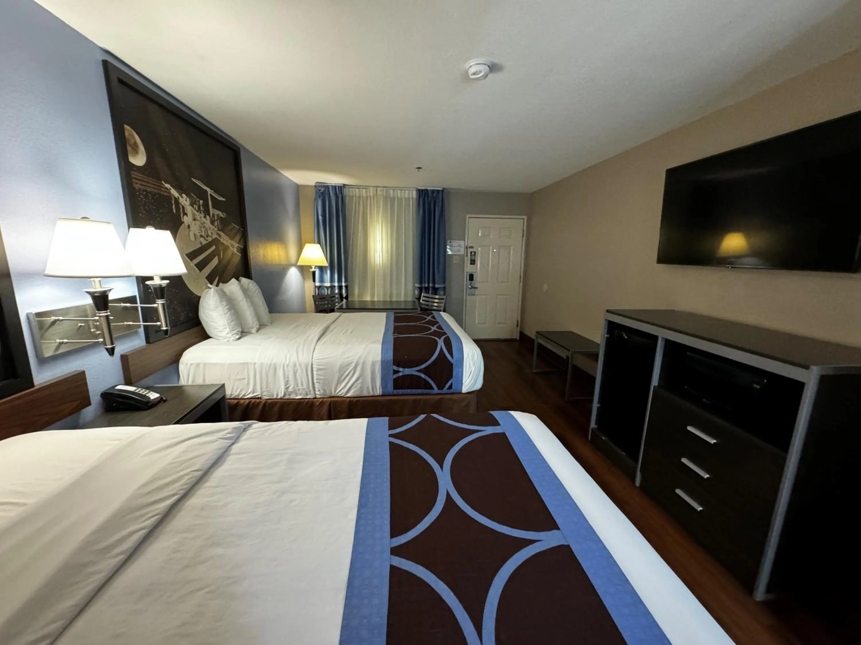 Photo of the whole room, Bed in Super 8 by Wyndham Houston Webster NASA