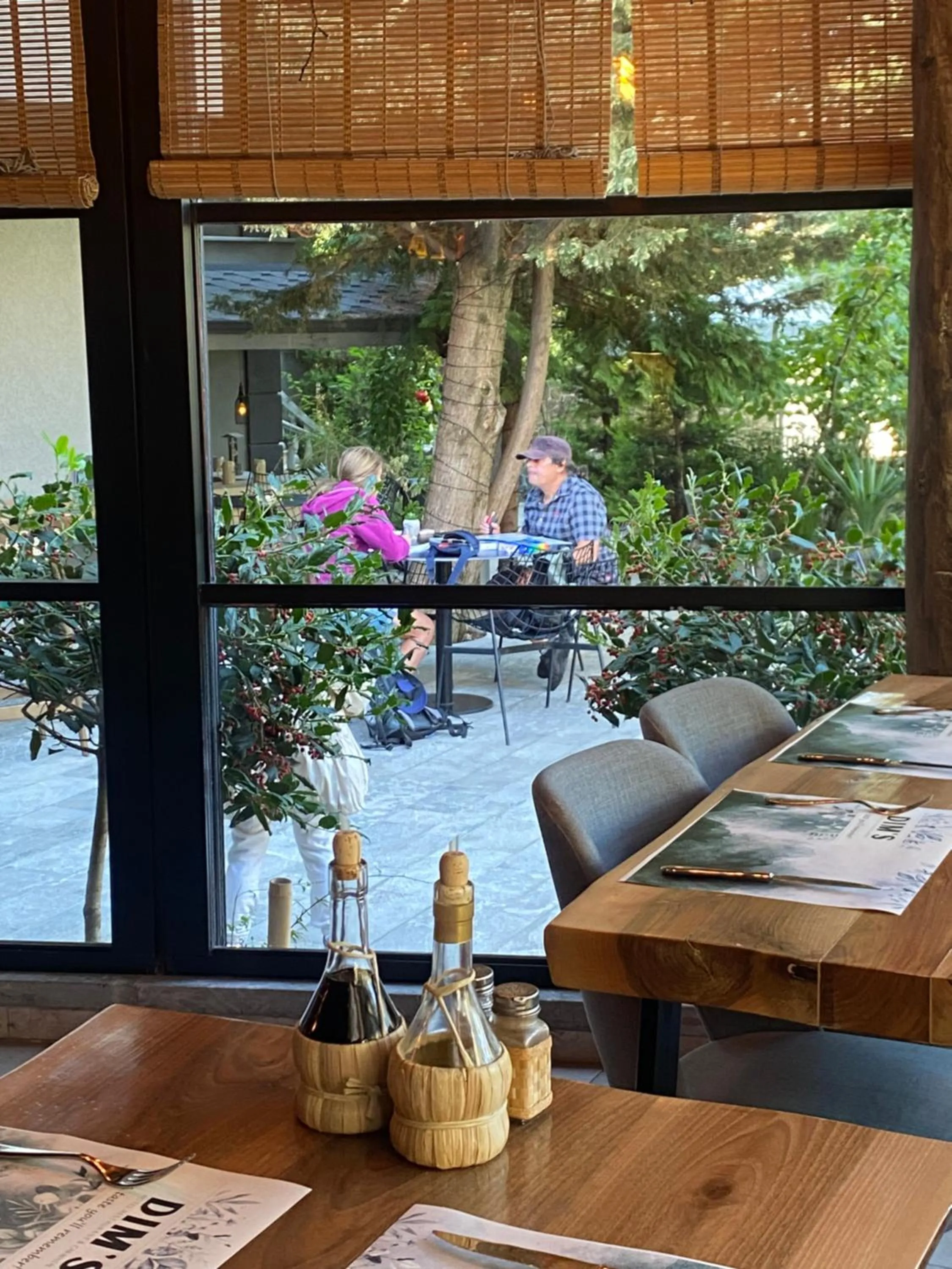 Restaurant/places to eat in Dim's Hotel & Restaurant