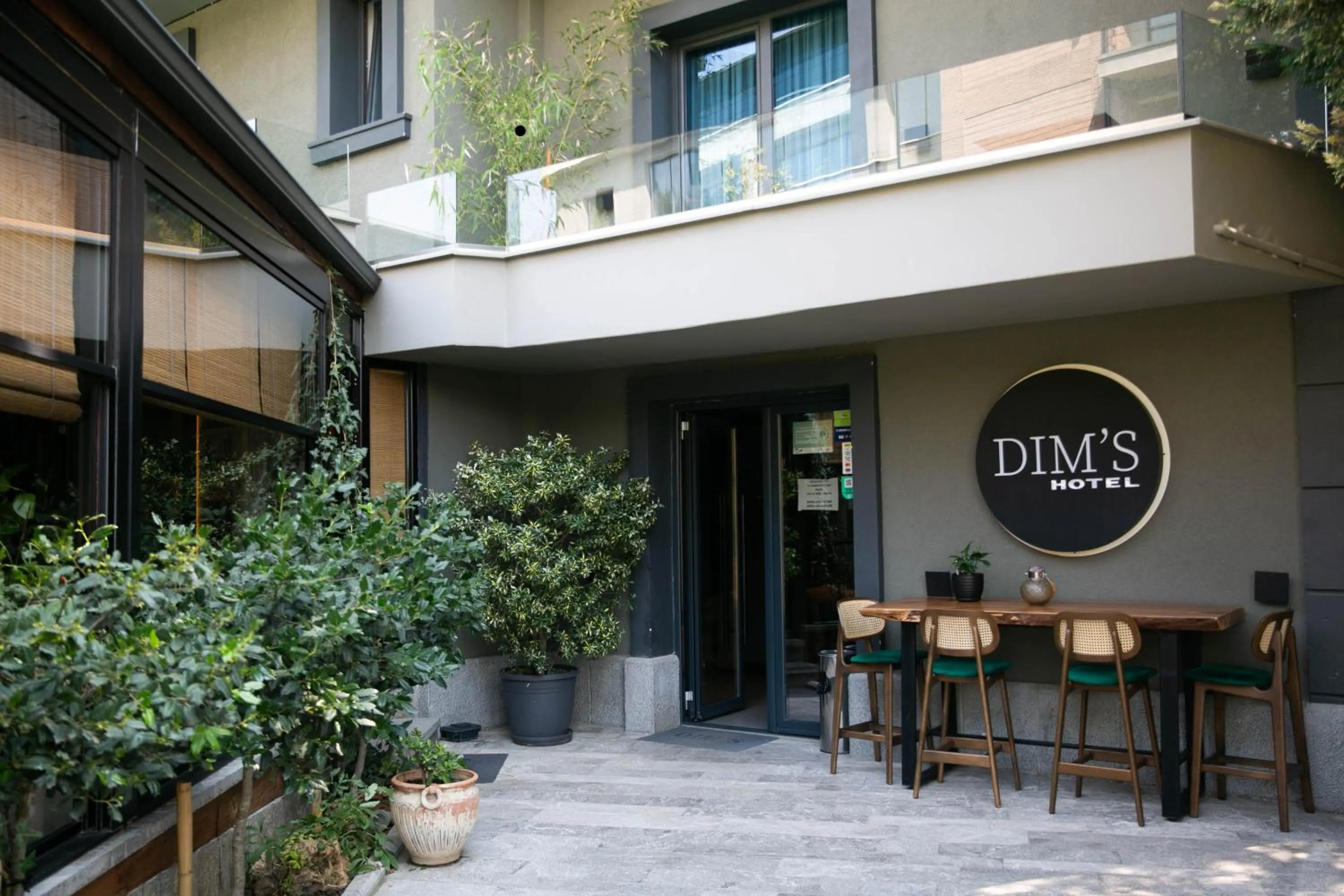 Facade/entrance in Dim's Hotel & Restaurant