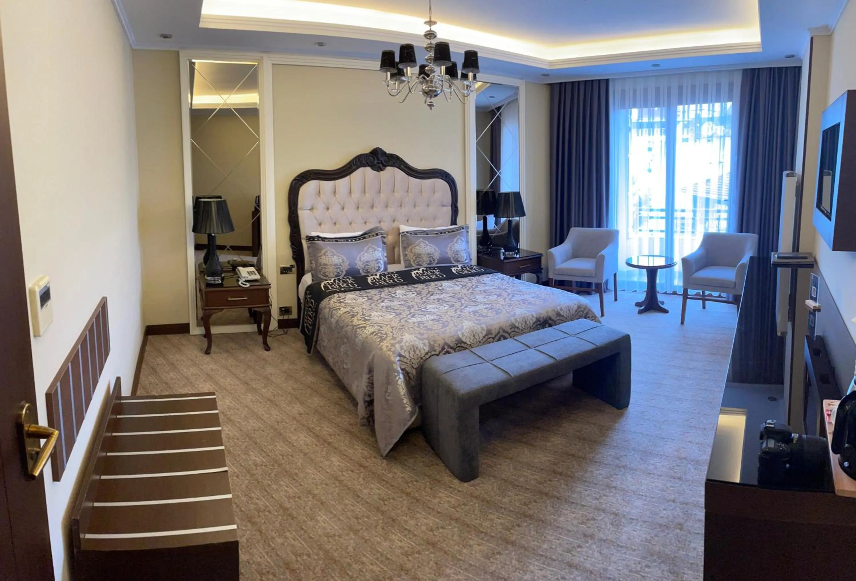 Bed in Black Bird Thermal Hotel & SPA