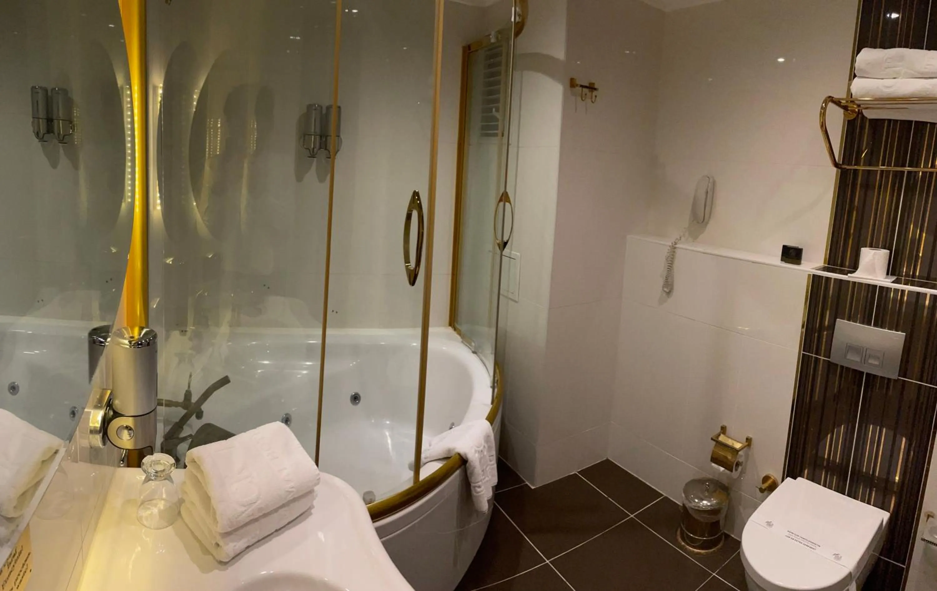 Bathroom in Black Bird Thermal Hotel & SPA