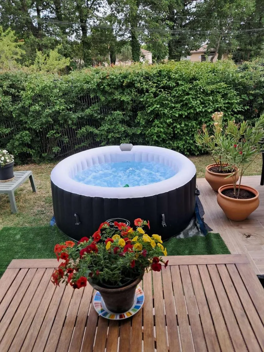 Garden, Swimming Pool in Chambre d'hôtes en provence avec Jacuzzi