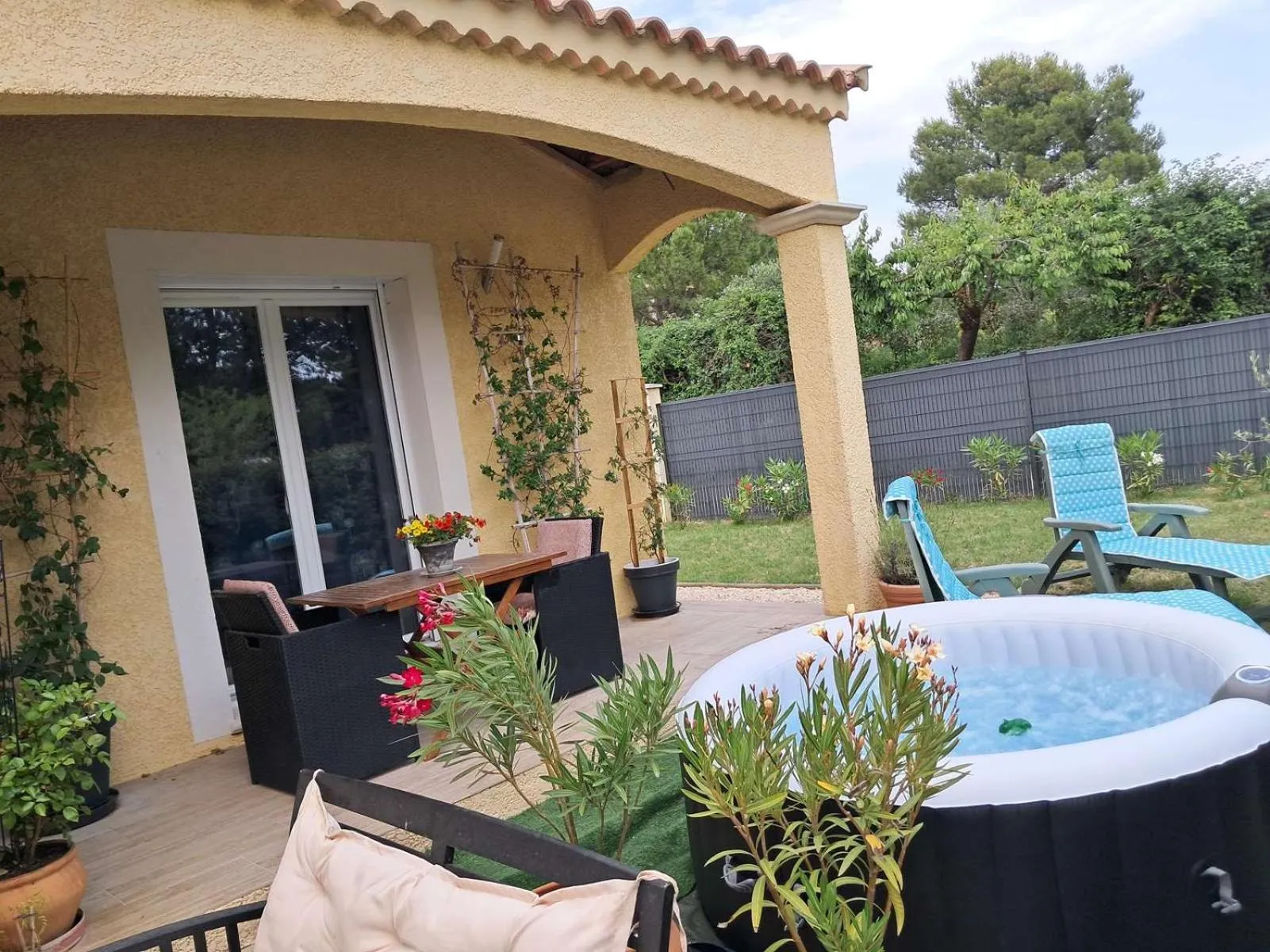 Patio in Chambre d'hôtes en provence avec Jacuzzi