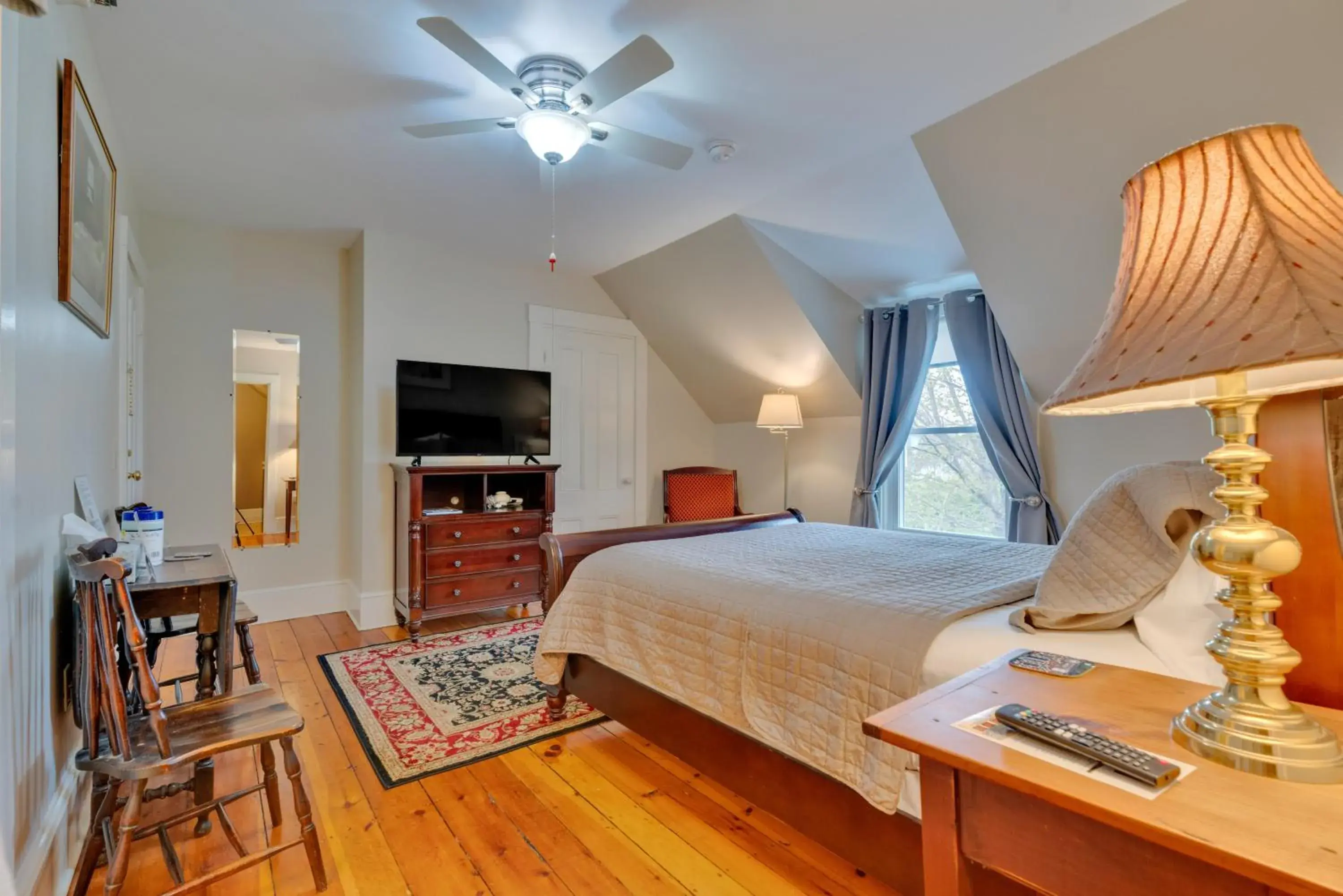 Queen Room in James Place Inn Bed and Breakfast Queen Room in James Place Inn Bed and Breakfast