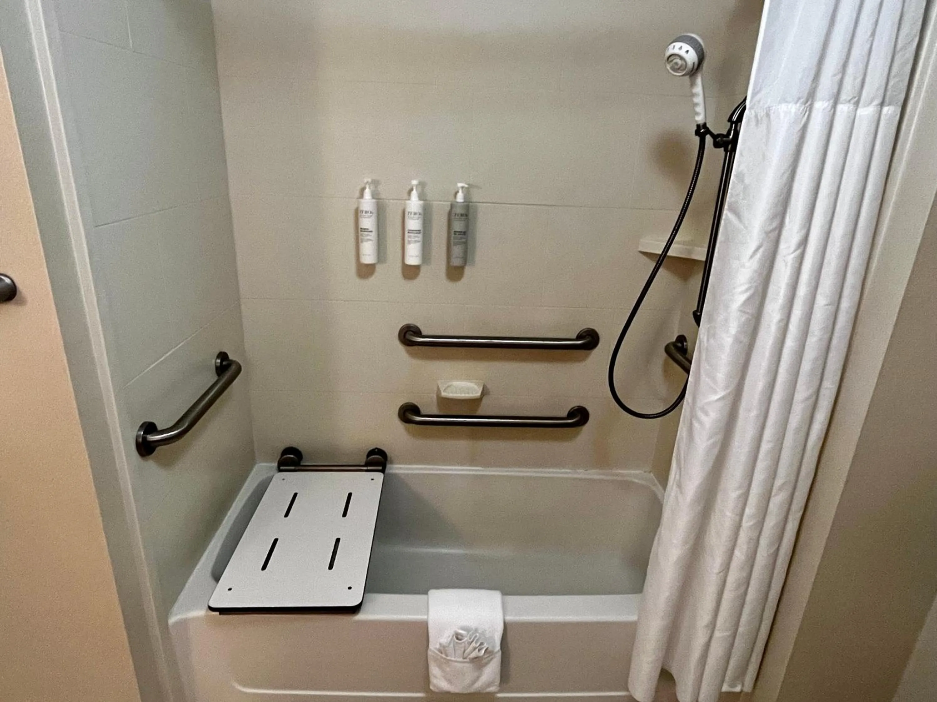 Shower in Hampton Inn Columbus/South-Fort Benning
