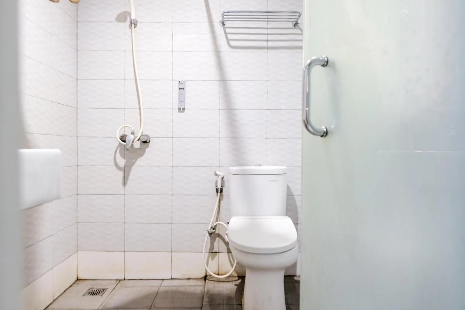 Toilet in RedDoorz Plus at Sunrise Hotel Sanur