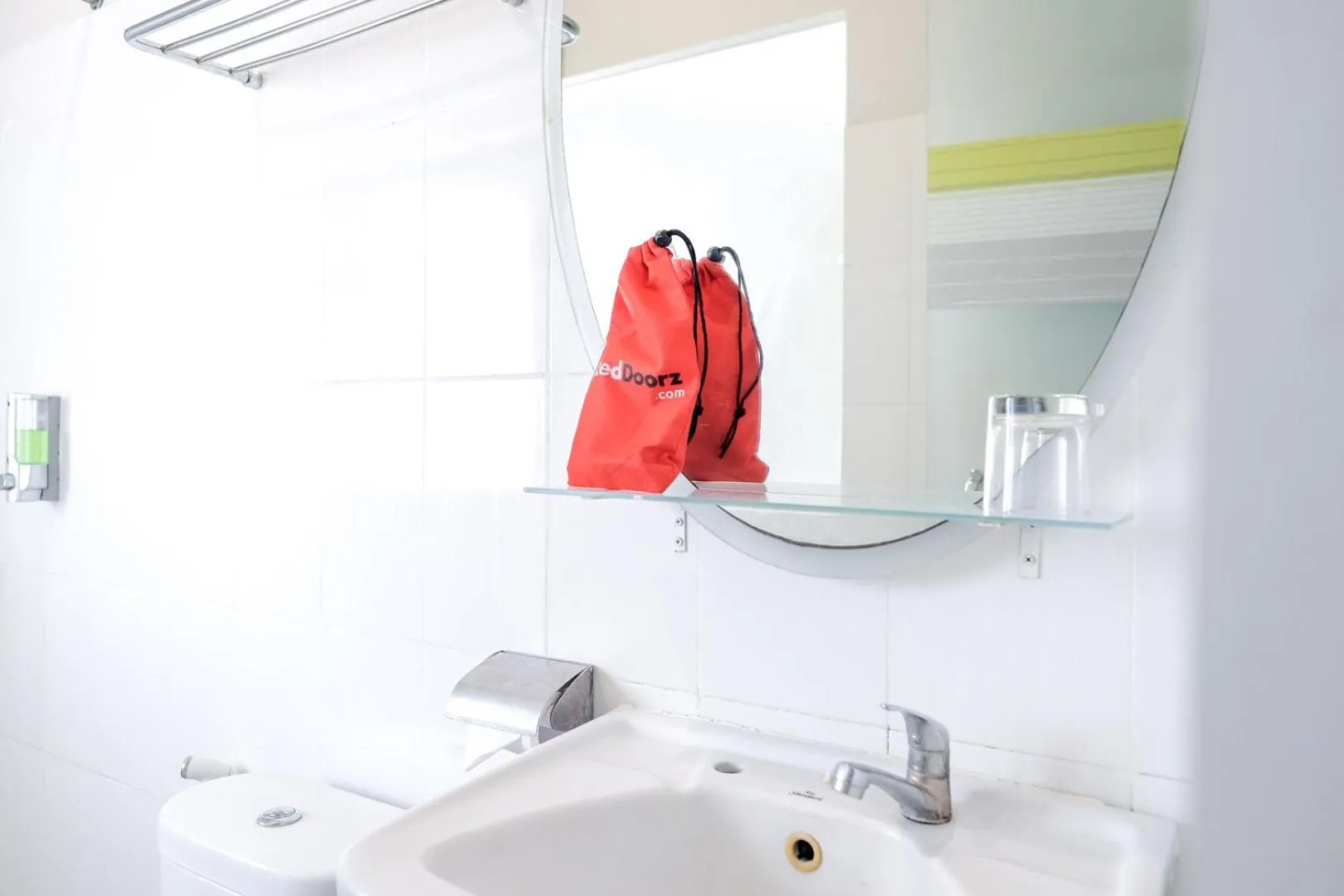 Bathroom in RedDoorz Plus at Sunrise Hotel Sanur