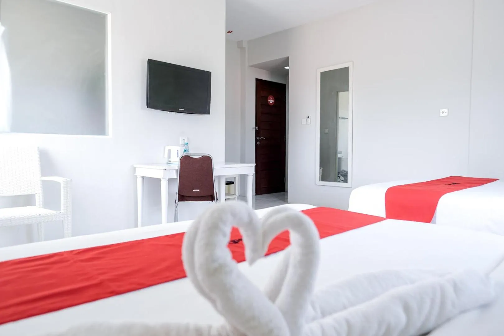 TV and multimedia, Bed in RedDoorz Plus at Sunrise Hotel Sanur