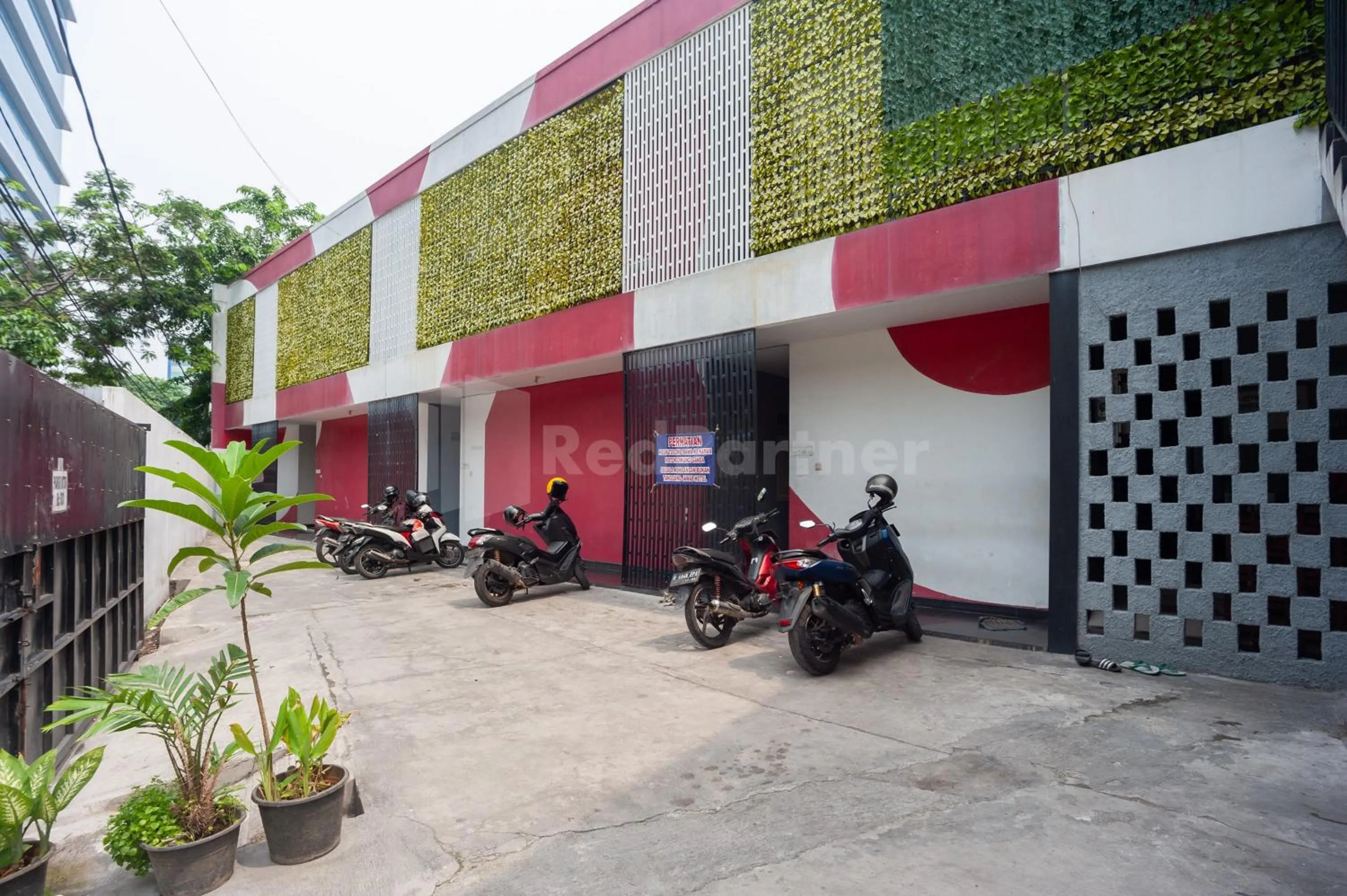 Parking in J&B Rooms Utan Kayu Jakarta Mitra RedDoorz