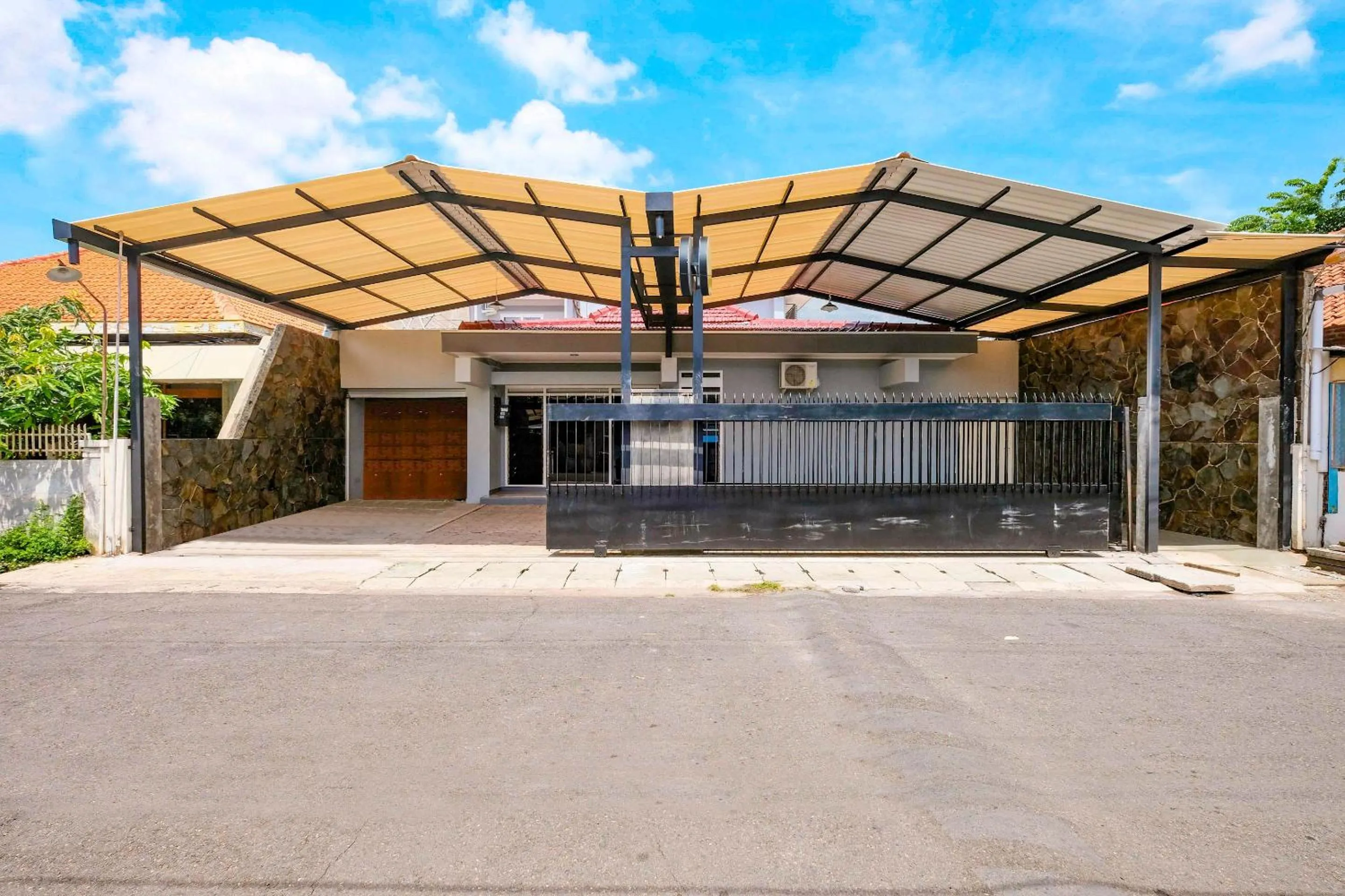 Facade/entrance in SPOT ON 2281 Omajo