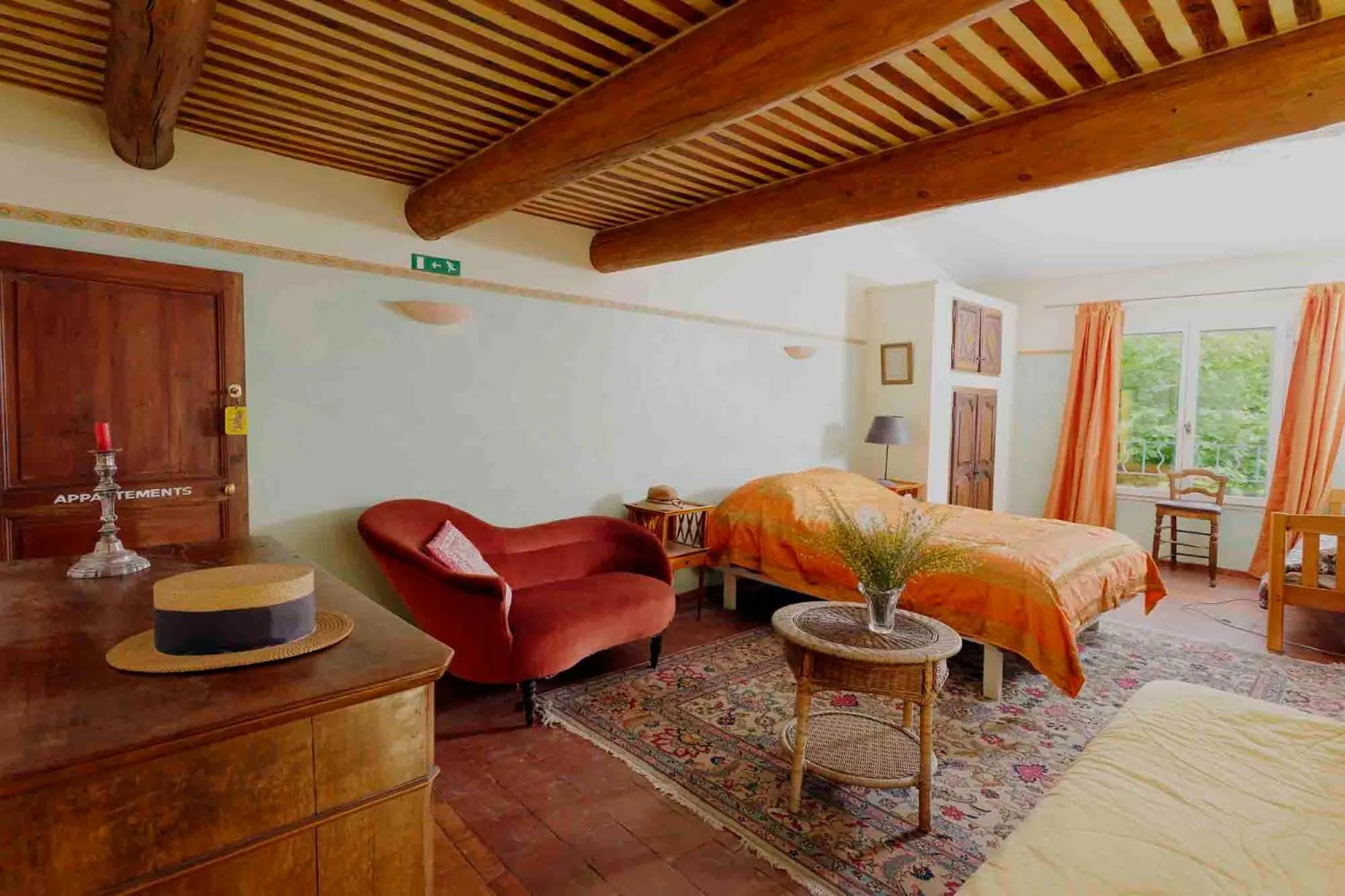 Living room, Bed in Auberge de la Fontaine