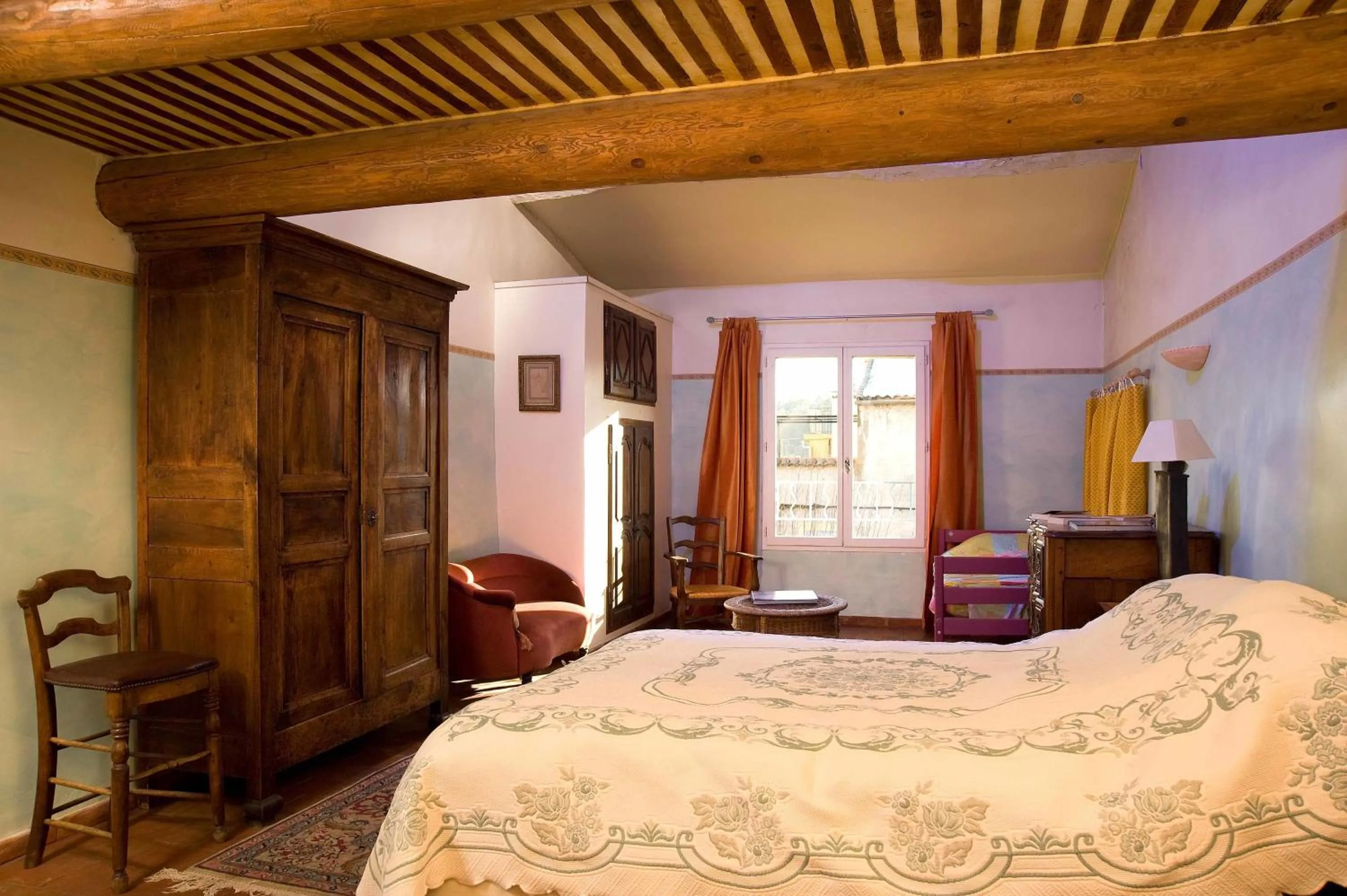 Bed in Auberge de la Fontaine