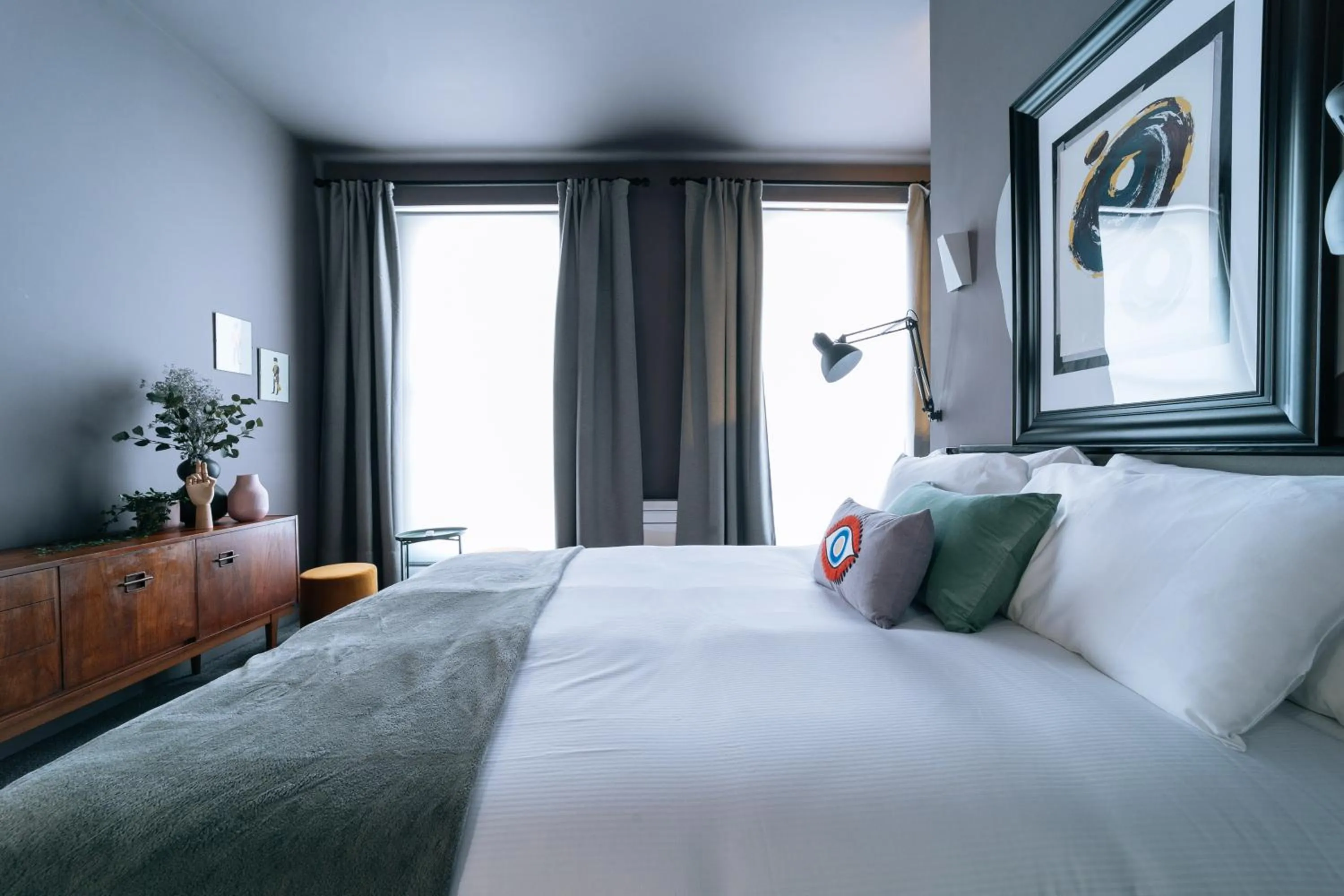 Photo of the whole room, Bed in The Warwick By Nestor