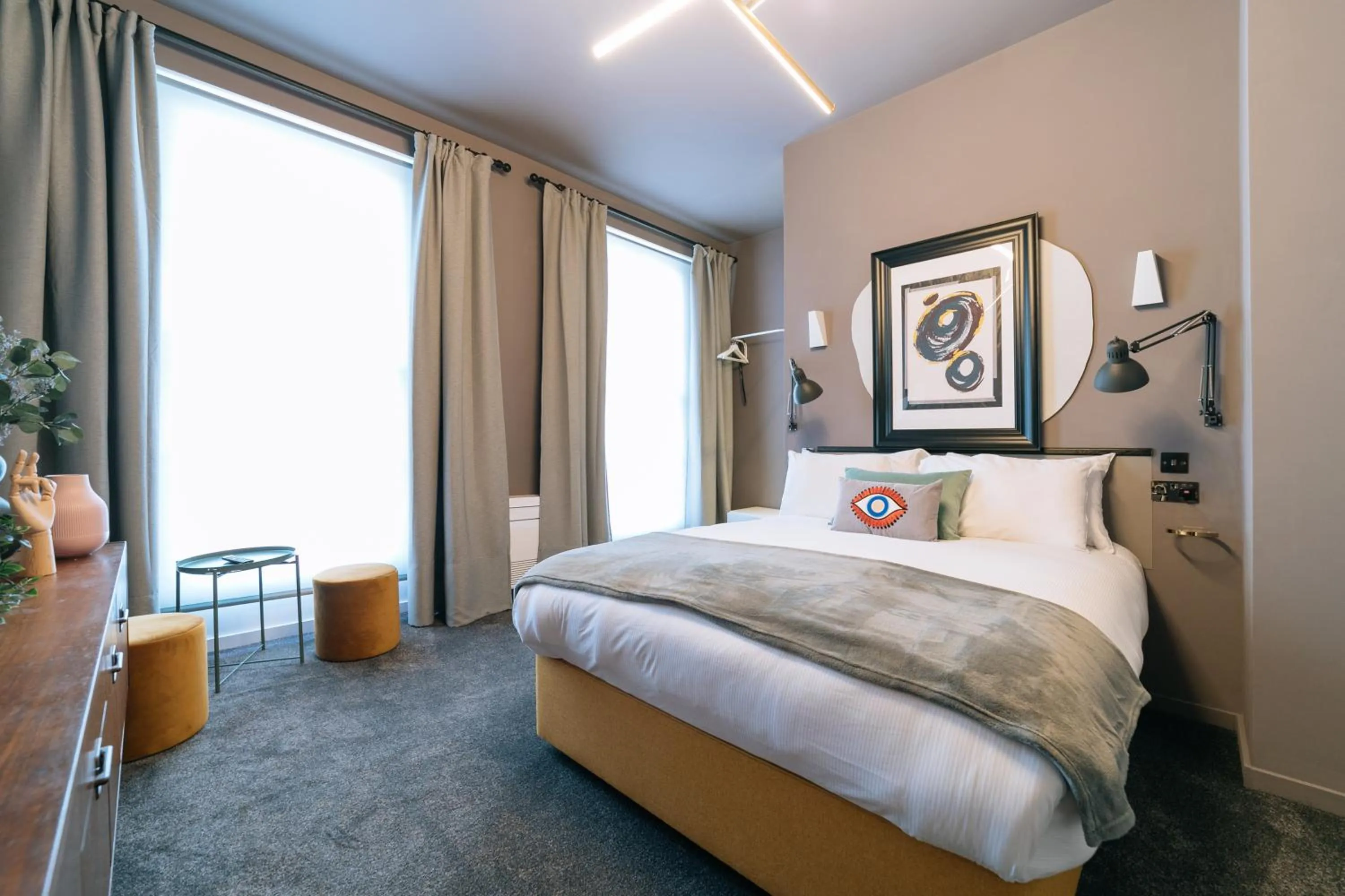 Photo of the whole room, Bed in The Warwick By Nestor