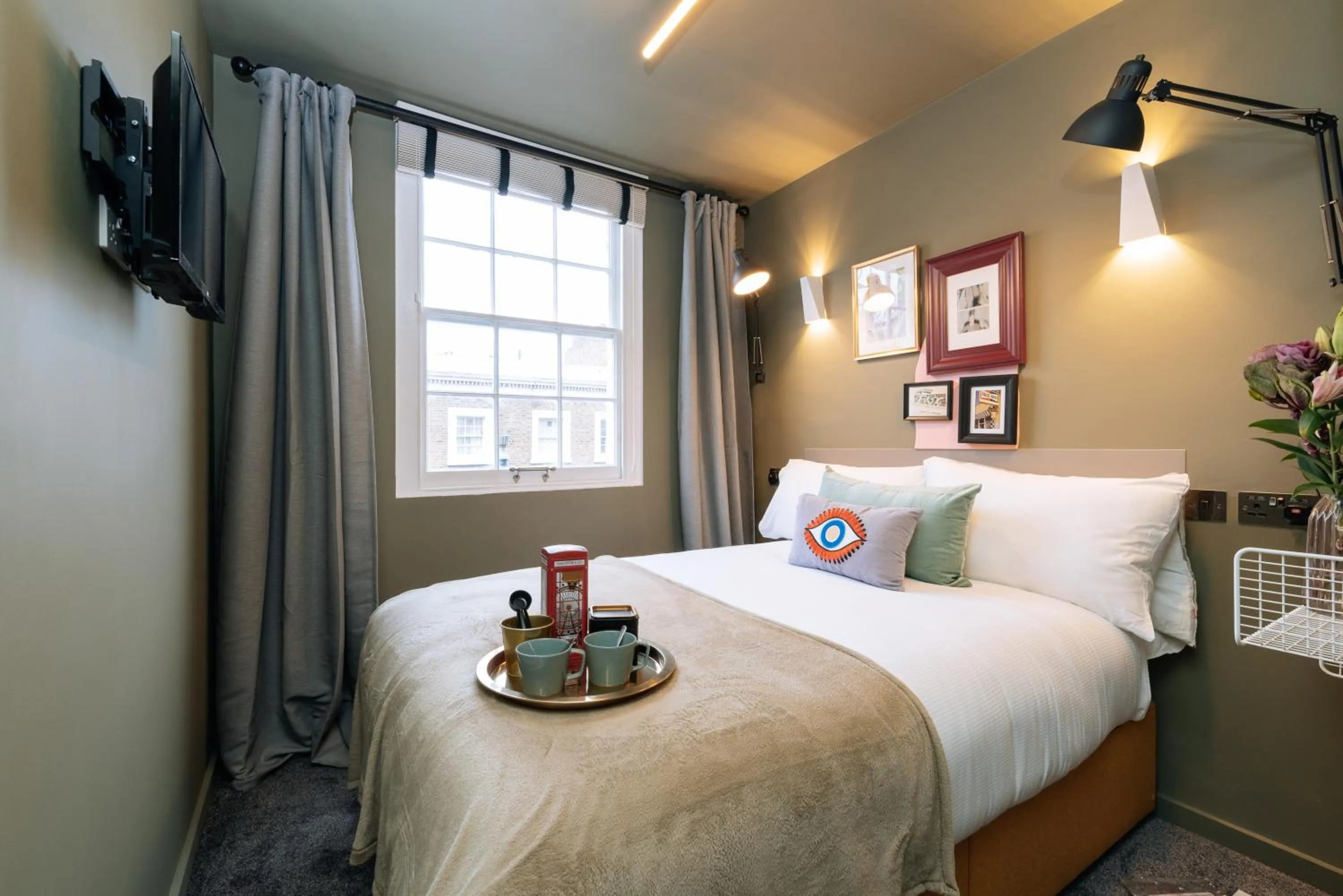 Photo of the whole room, Bed in The Warwick By Nestor