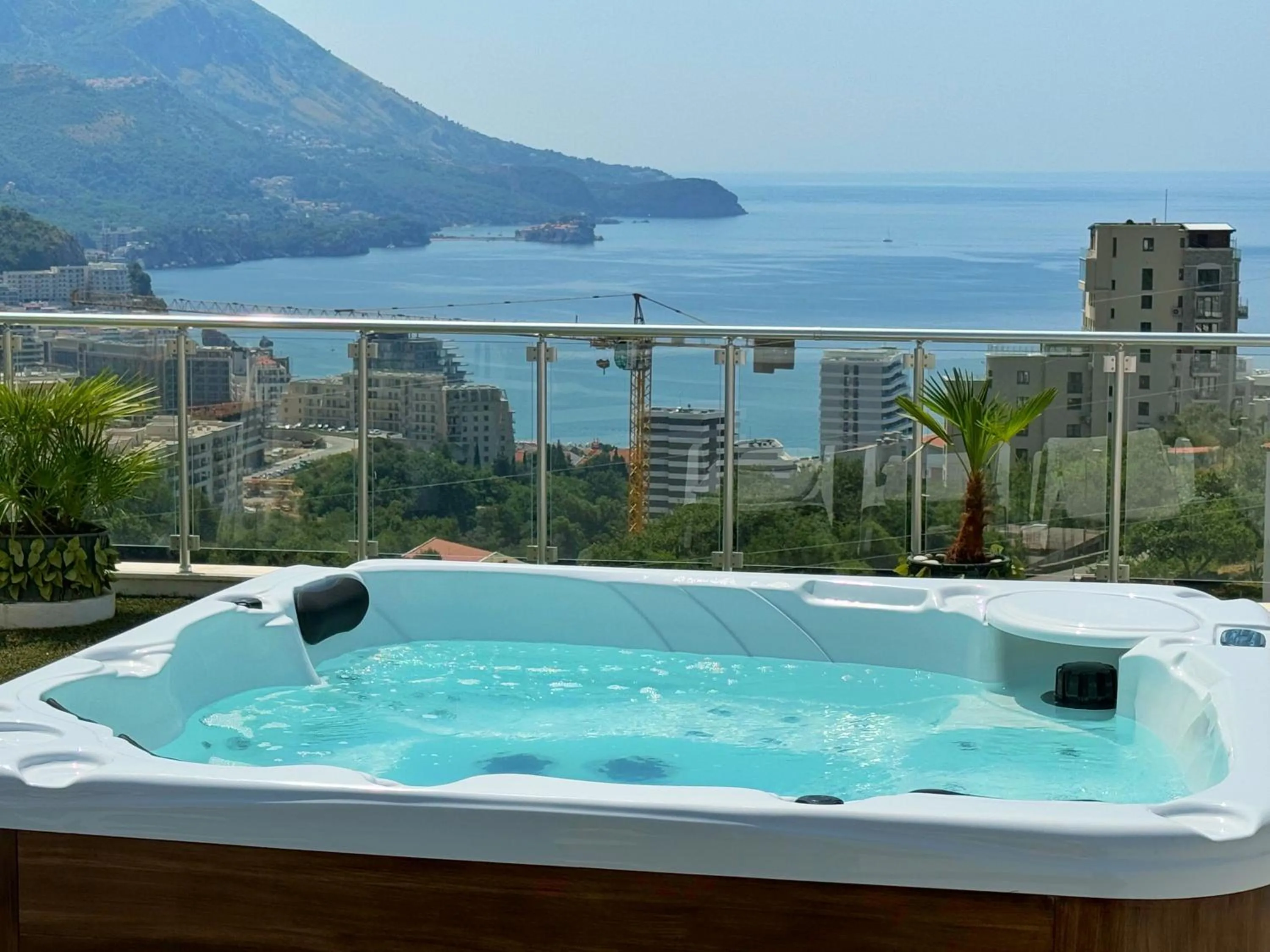 Hot Tub in Apartmani Avanti Becici