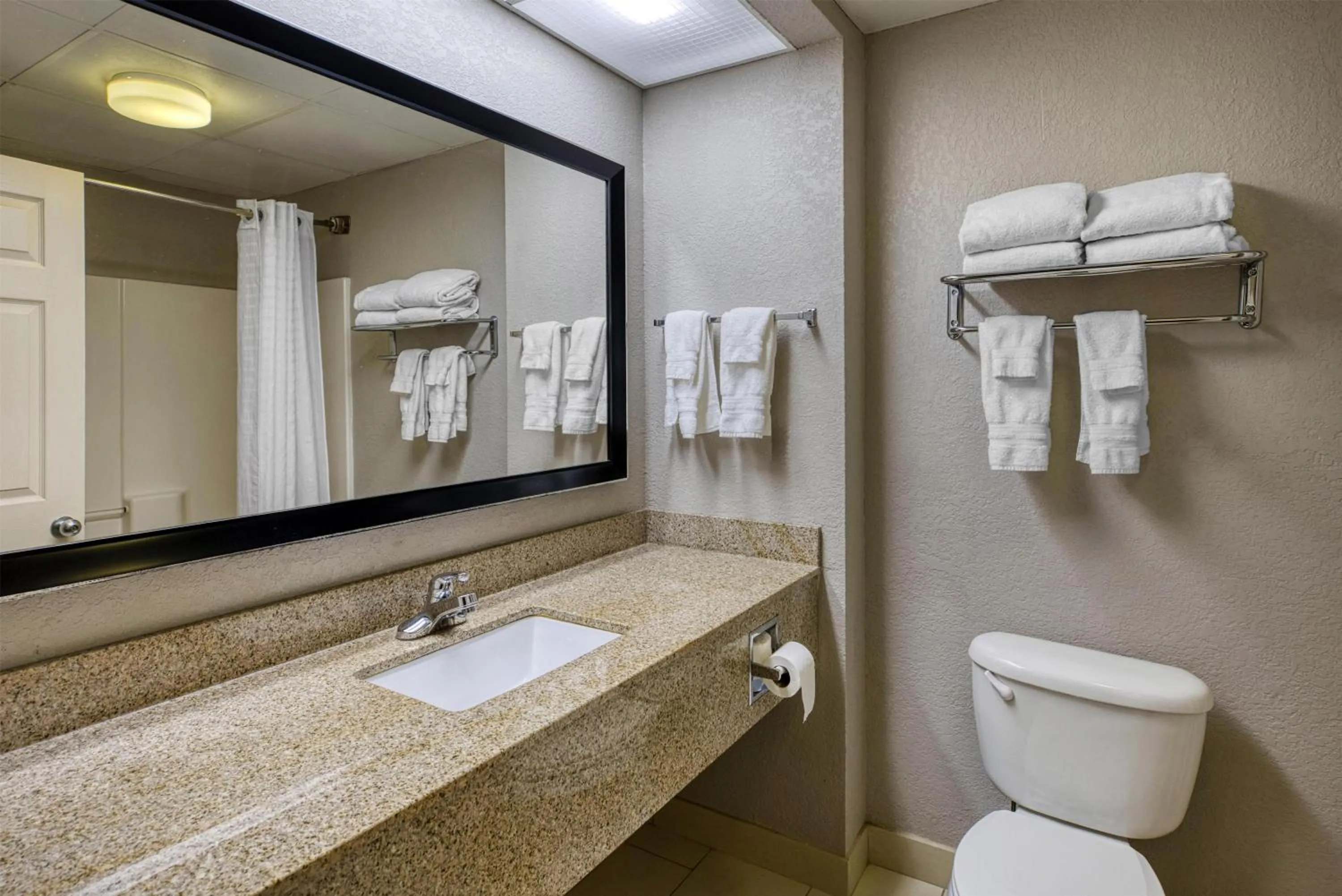 Bathroom in Best Western Lake Cumberland Inn