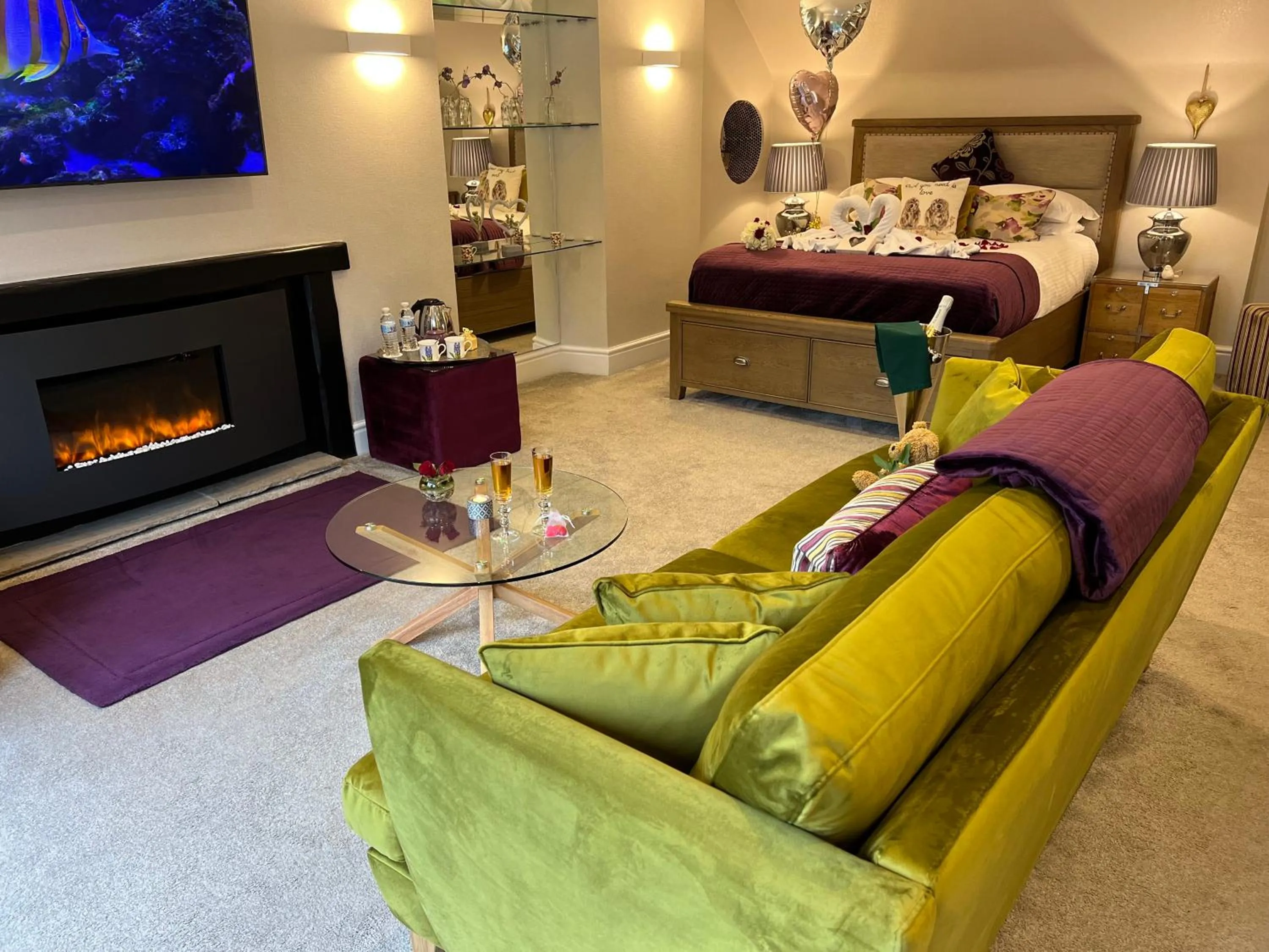 TV and multimedia in Windermere Boutique Hotel Spa Suites & Hot Tubs