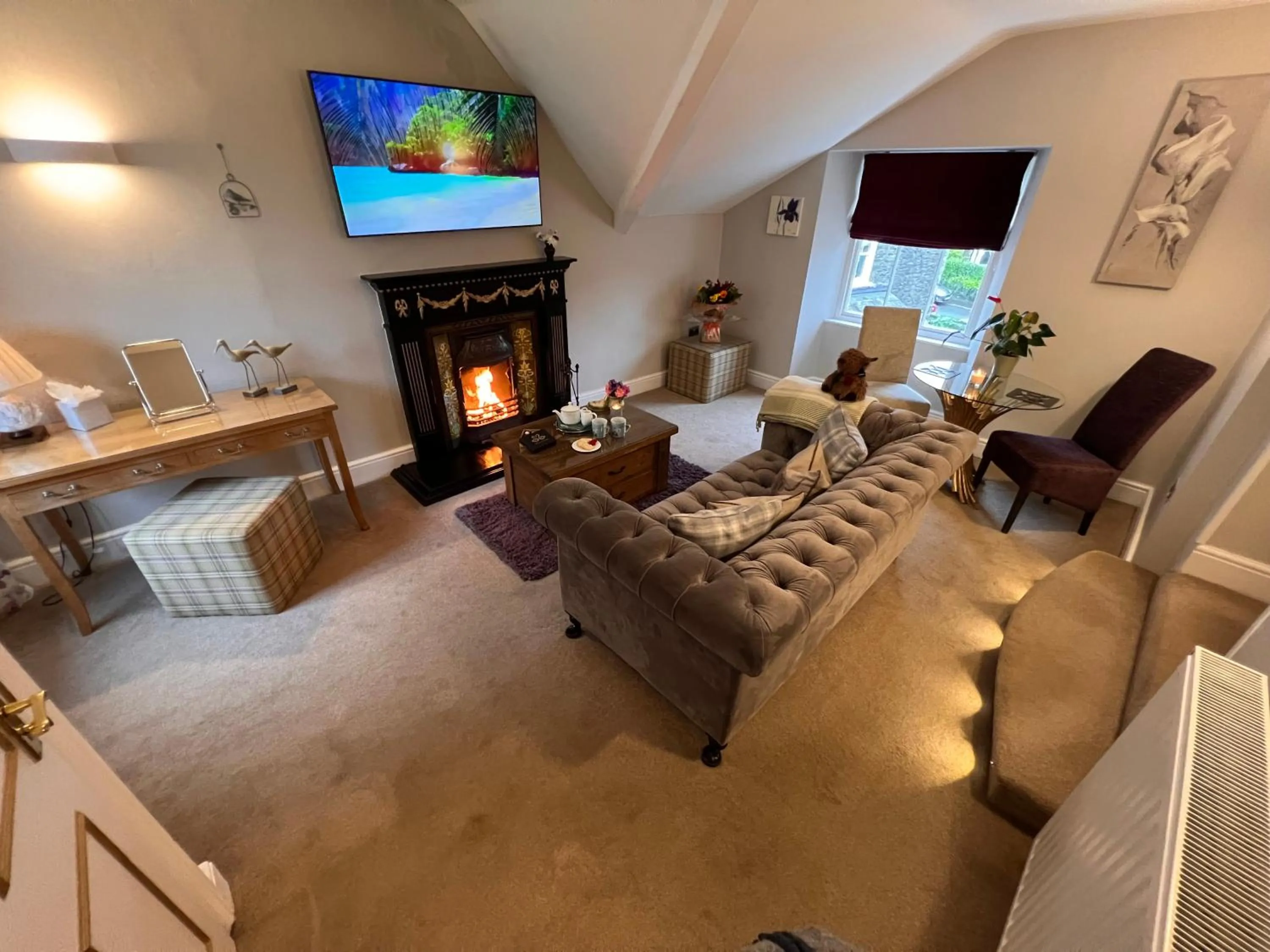 TV and multimedia in Windermere Boutique Hotel Spa Suites & Hot Tubs