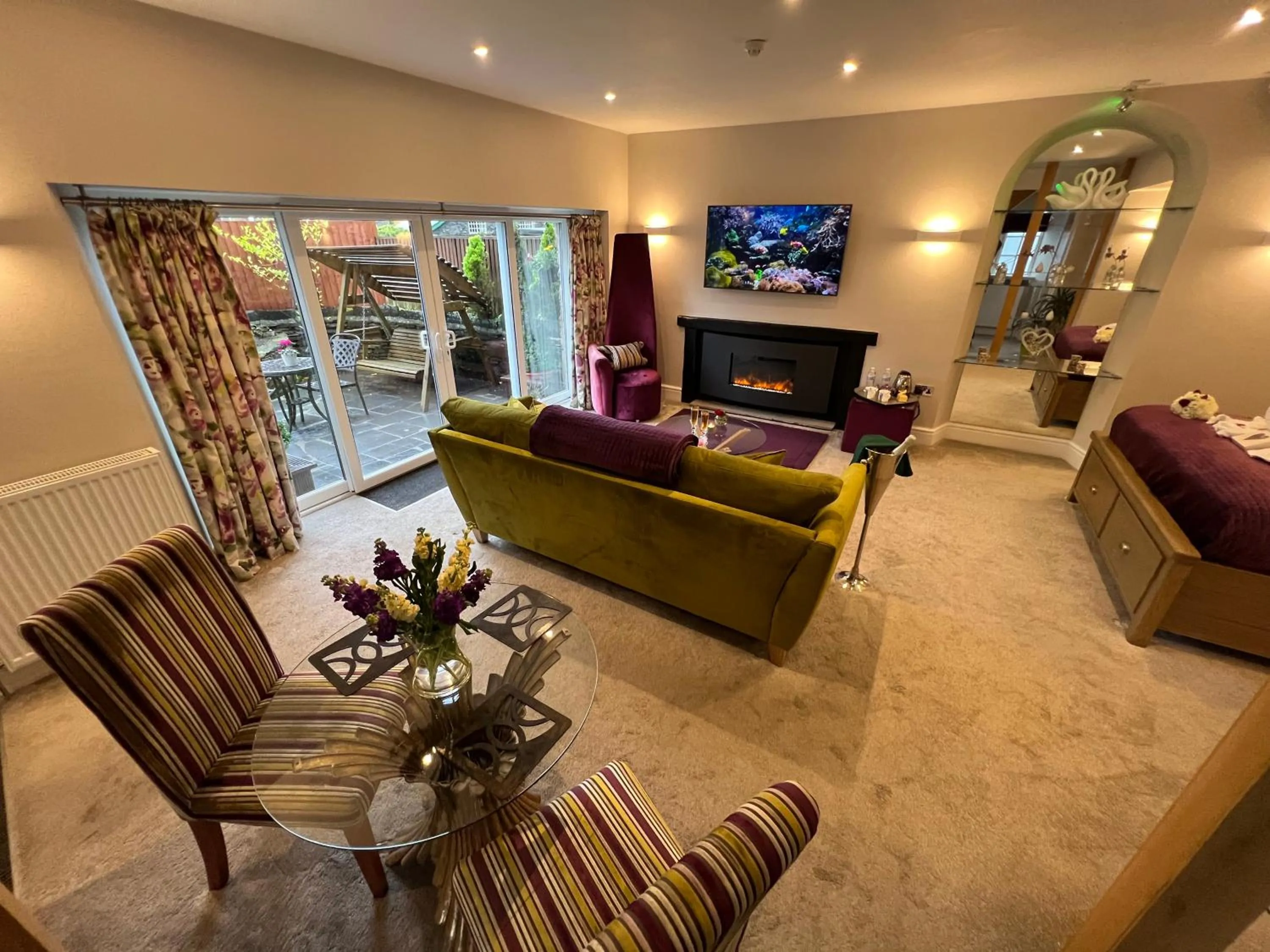 TV and multimedia in Windermere Boutique Hotel Spa Suites & Hot Tubs
