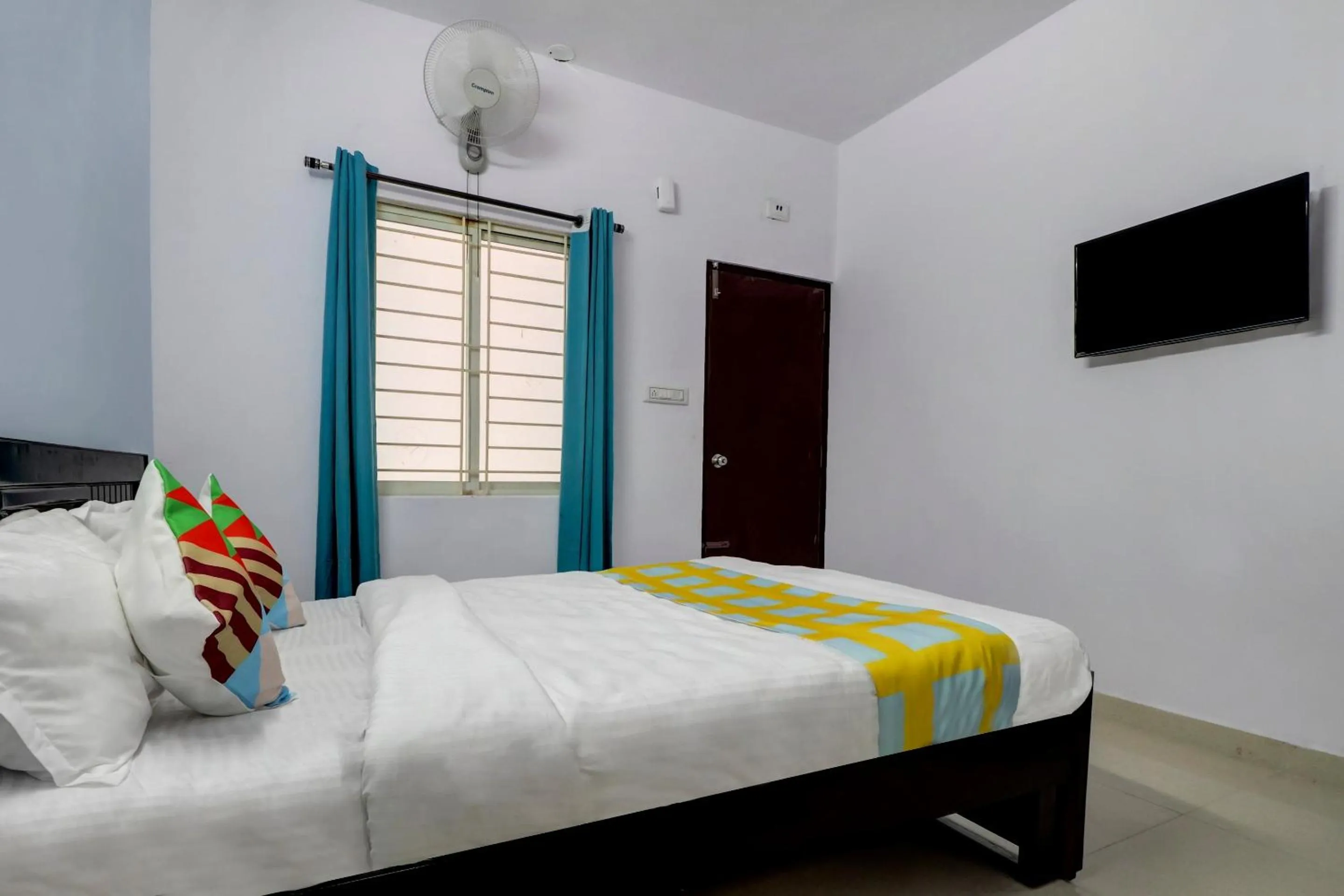 Bedroom, Bed in Hotel O Home Mishra Suites