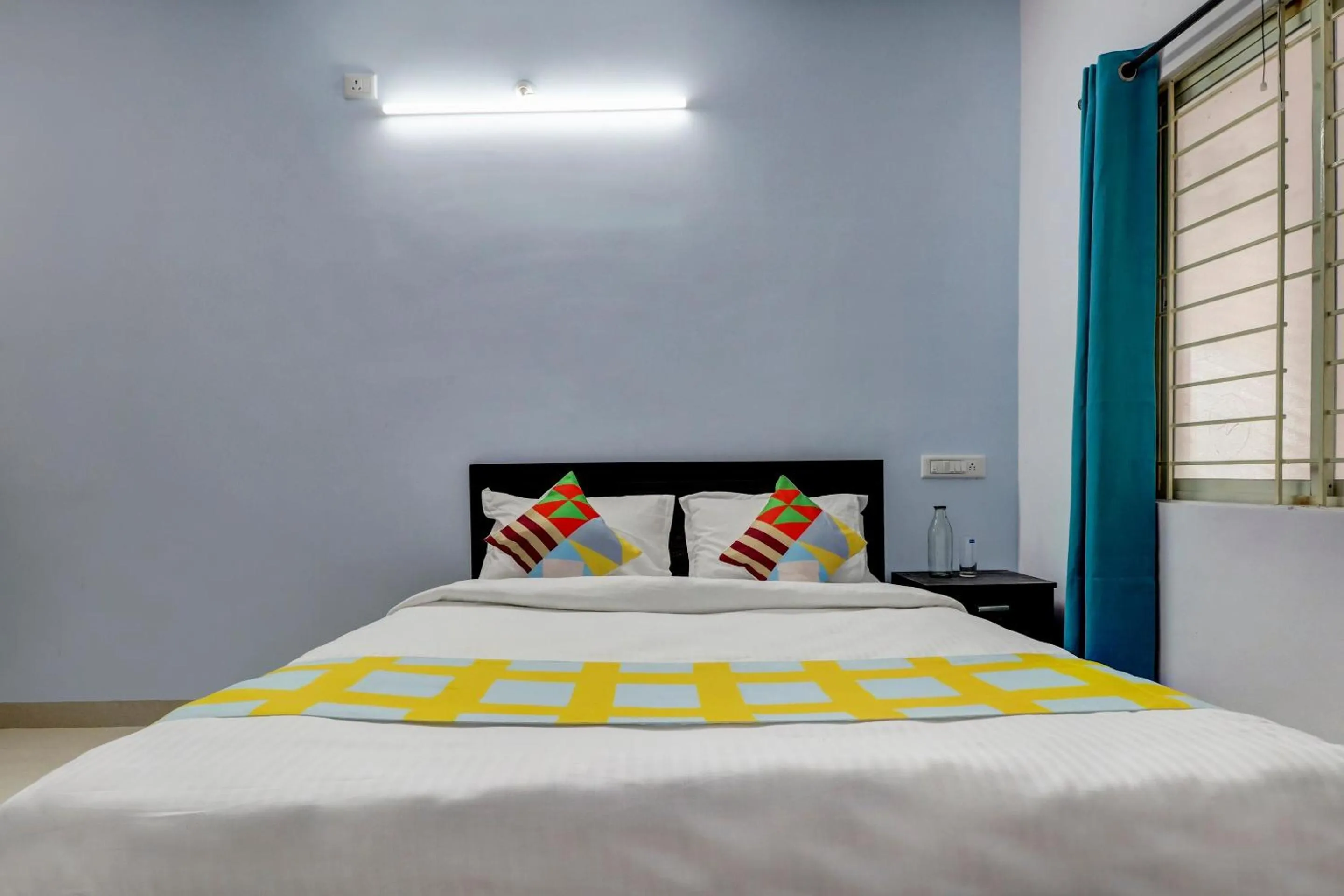 Bedroom, Bed in Hotel O Home Mishra Suites
