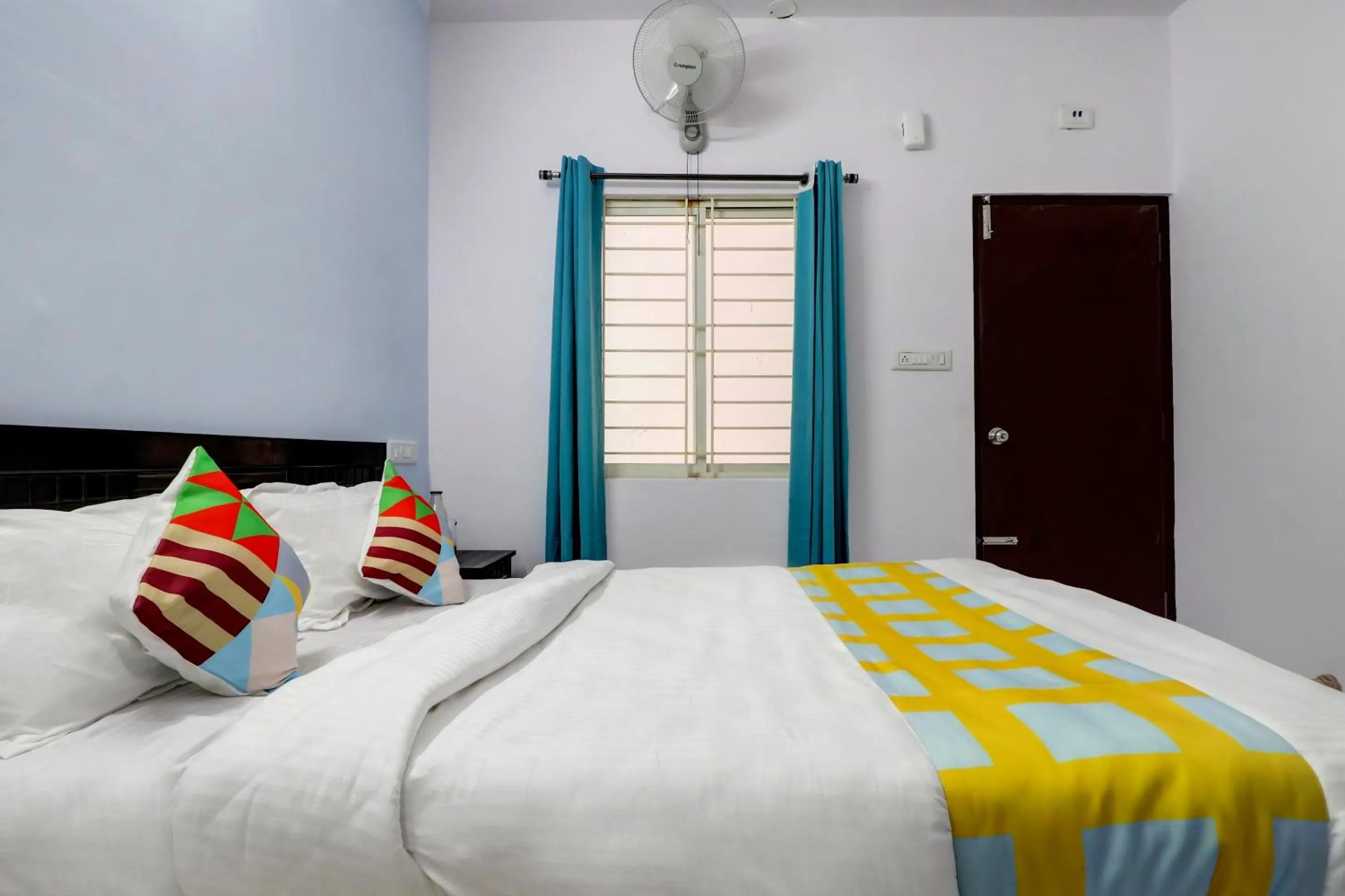 Bedroom, Bed in Hotel O Home Mishra Suites