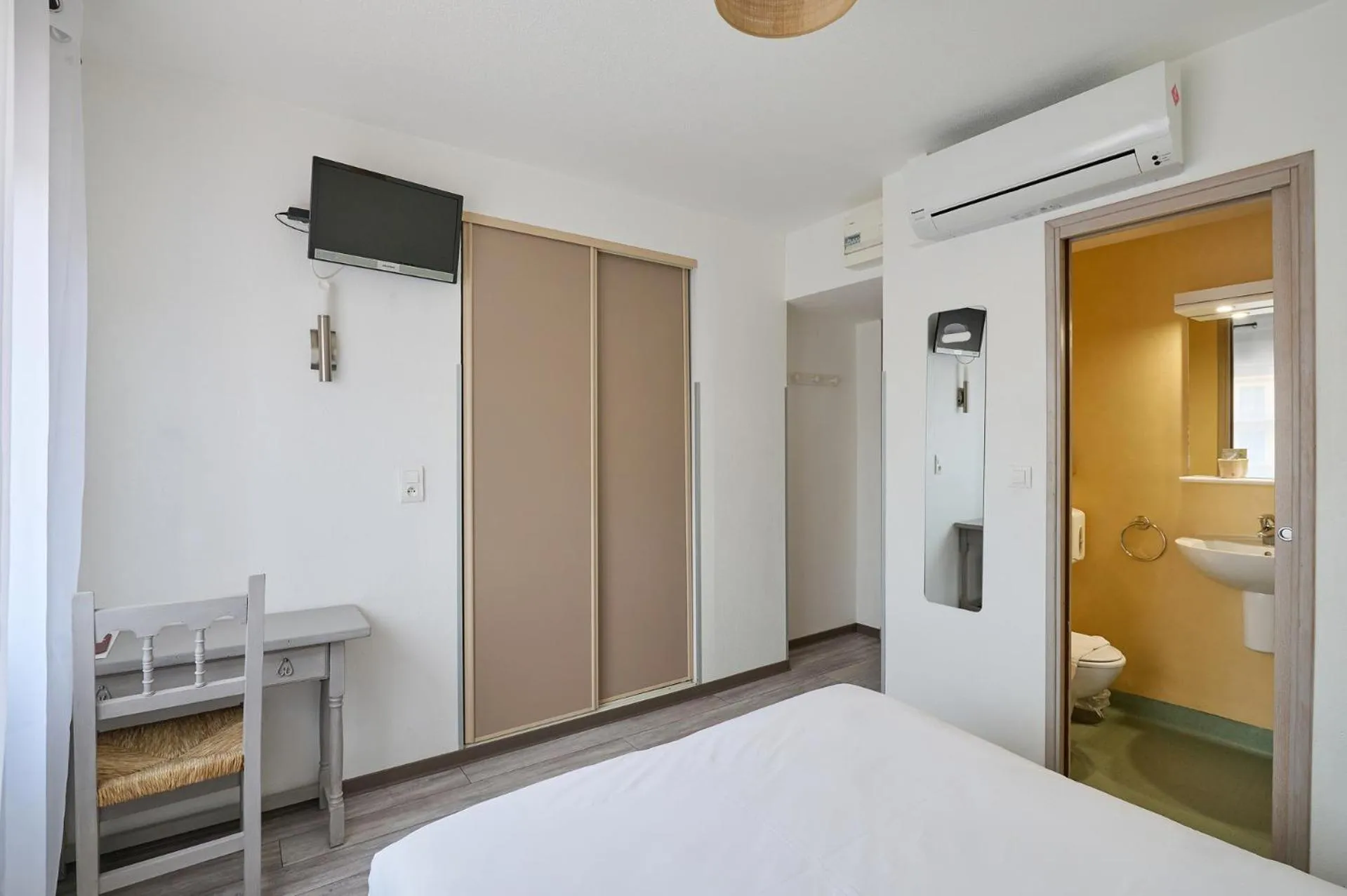 Bedroom in Hôtel Les Mimosas