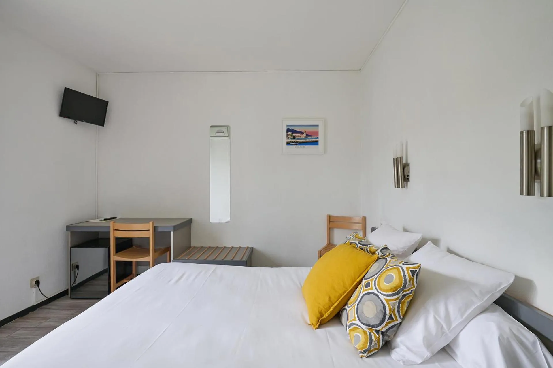 Bedroom in Hôtel Les Mimosas