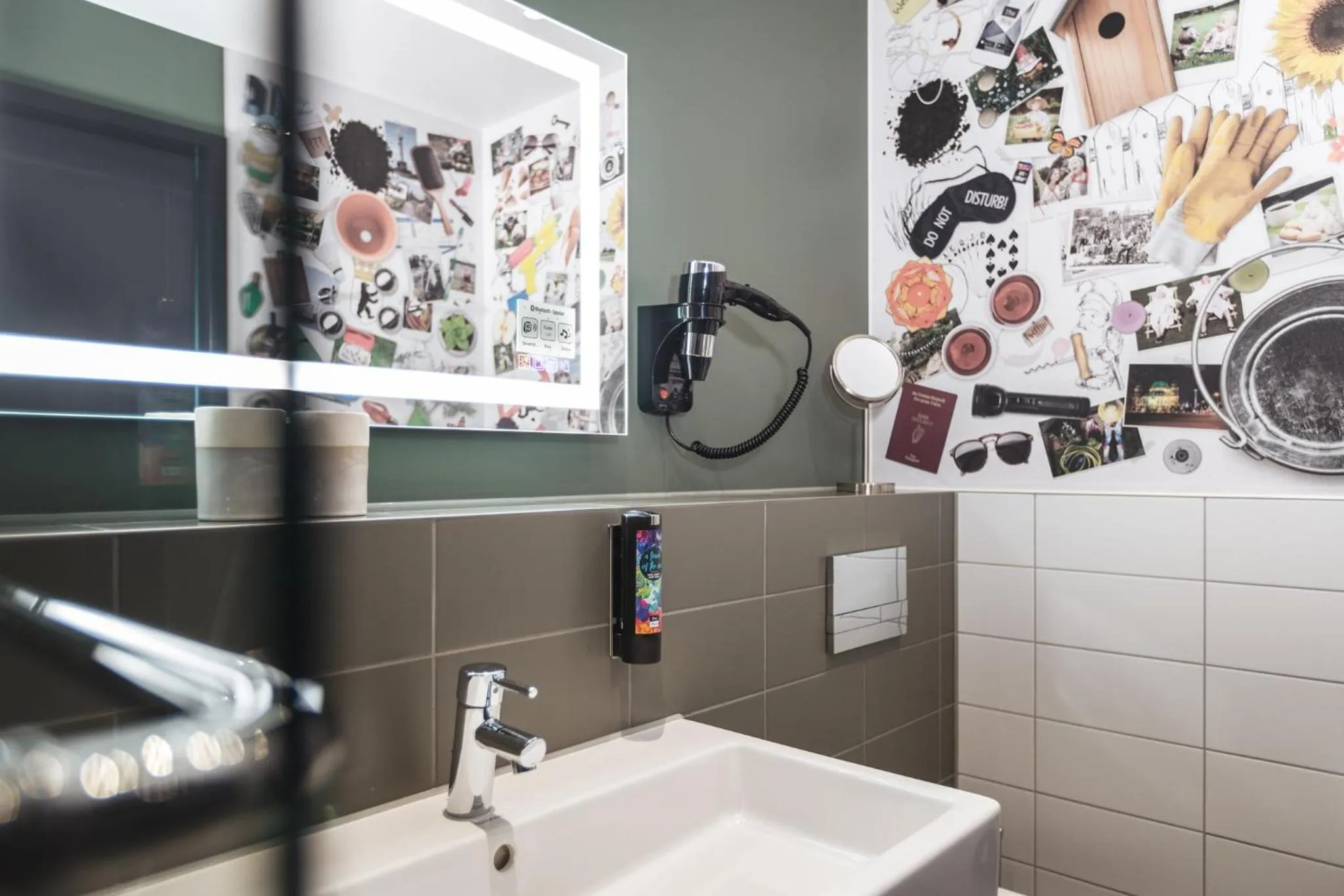 Photo of the whole room in Holiday Inn - the niu, Dwarf Berlin Schöneberg by IHG