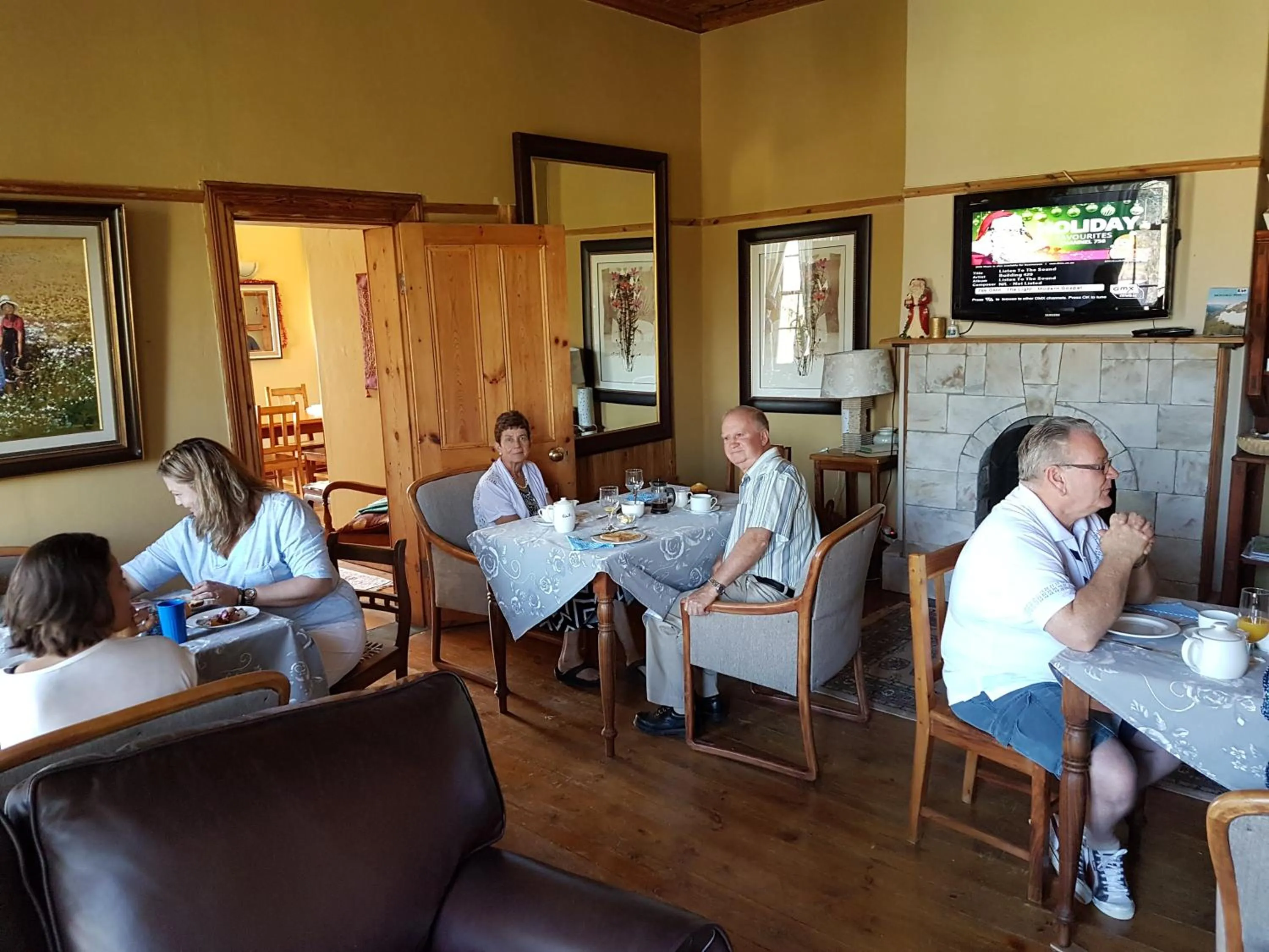 Restaurant/places to eat in Over The Mountain Guest Farm