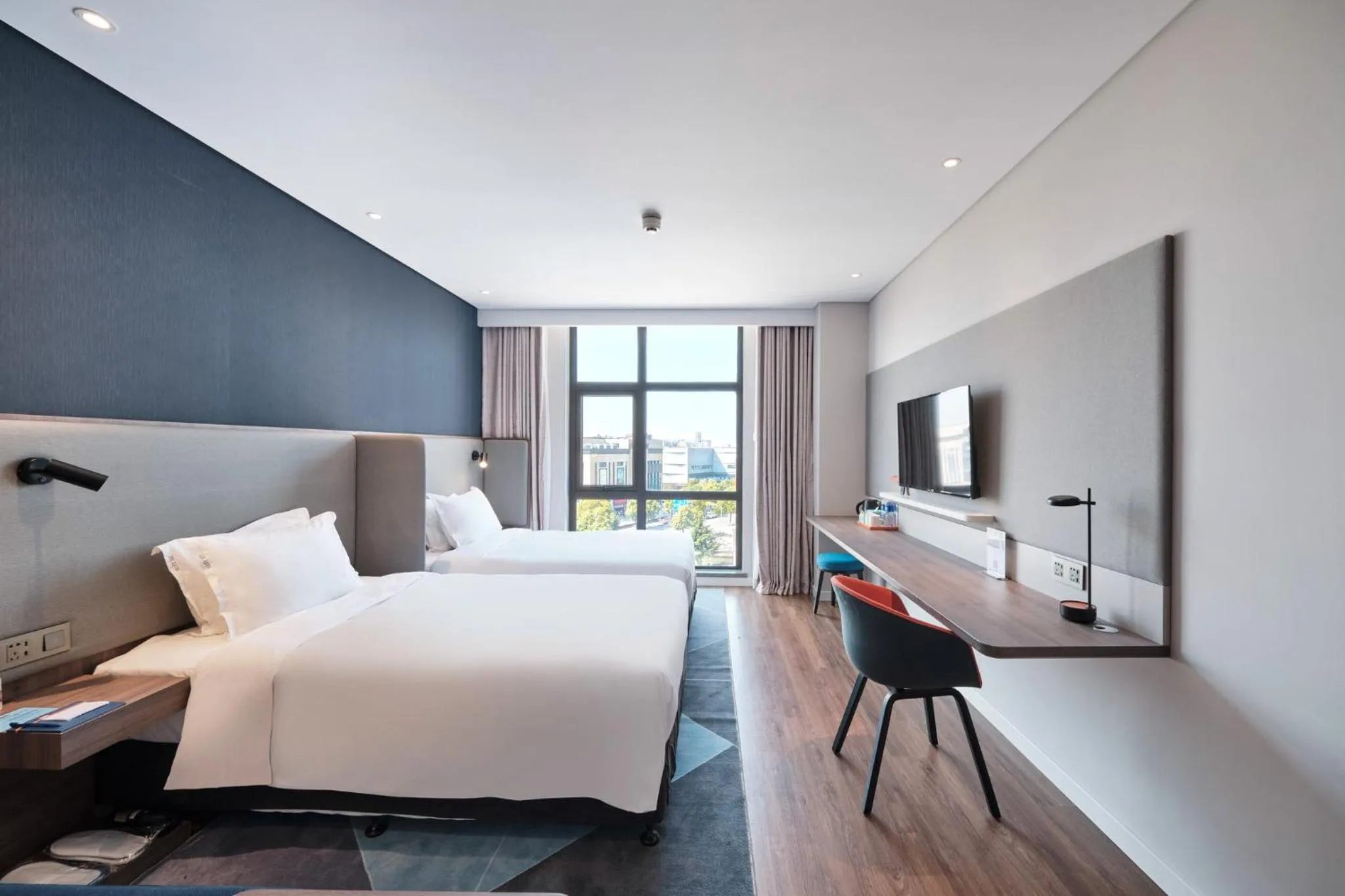 Photo of the whole room, Bed in Holiday Inn Express Shanghai Hongqiao North by IHG