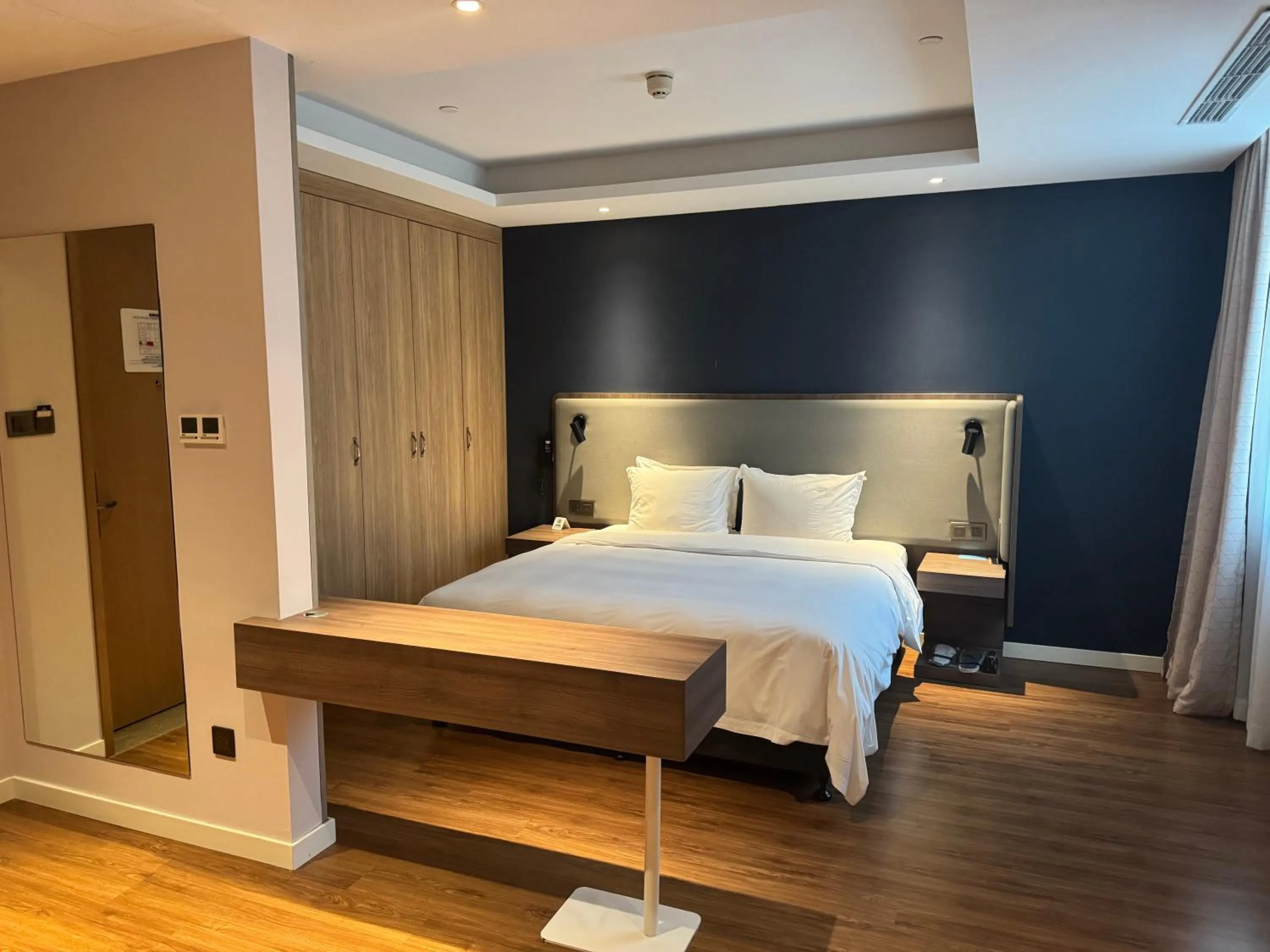 Bedroom, Bed in Holiday Inn Express Shanghai Hongqiao North by IHG