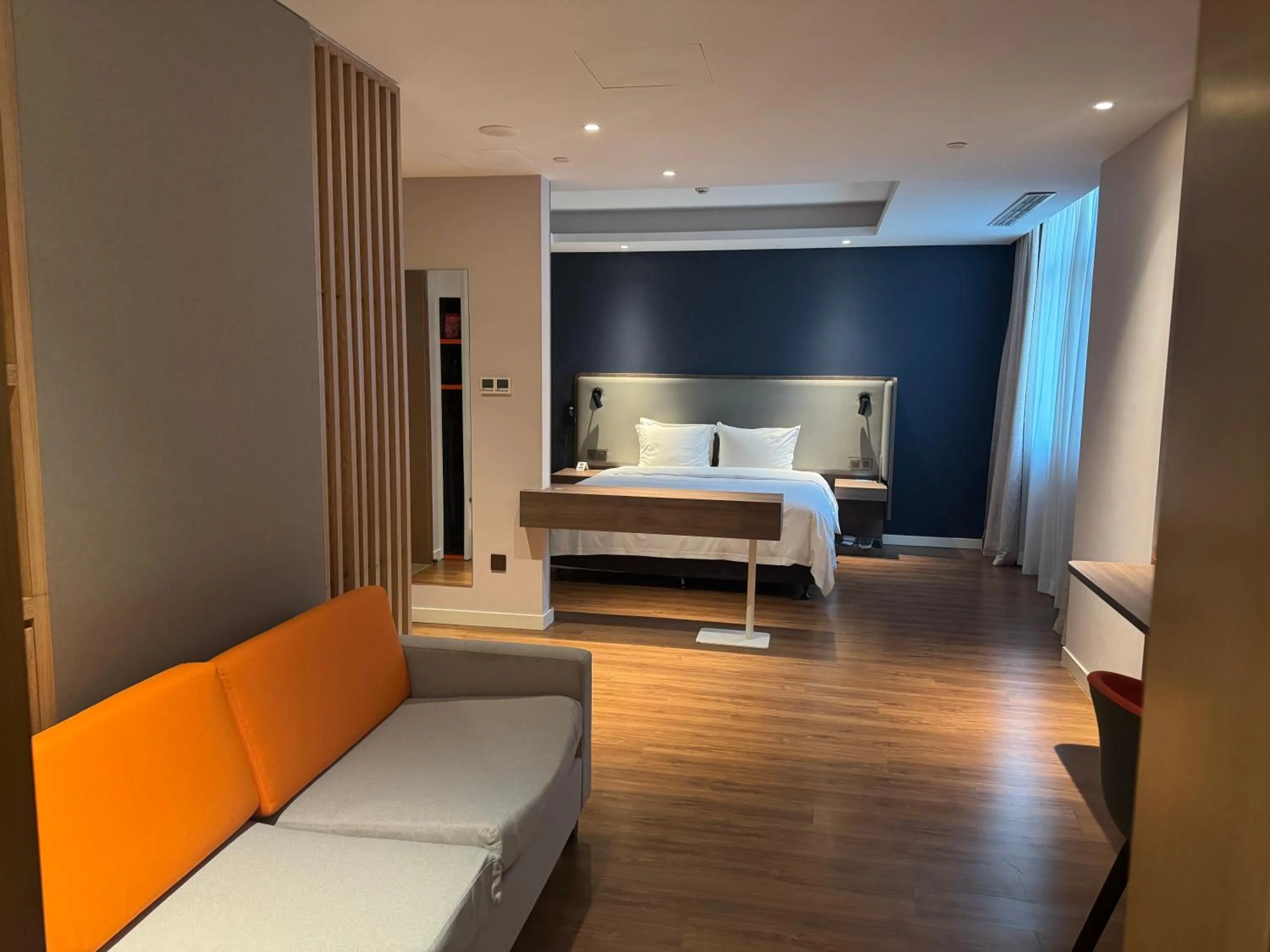 Bedroom, Bed in Holiday Inn Express Shanghai Hongqiao North by IHG