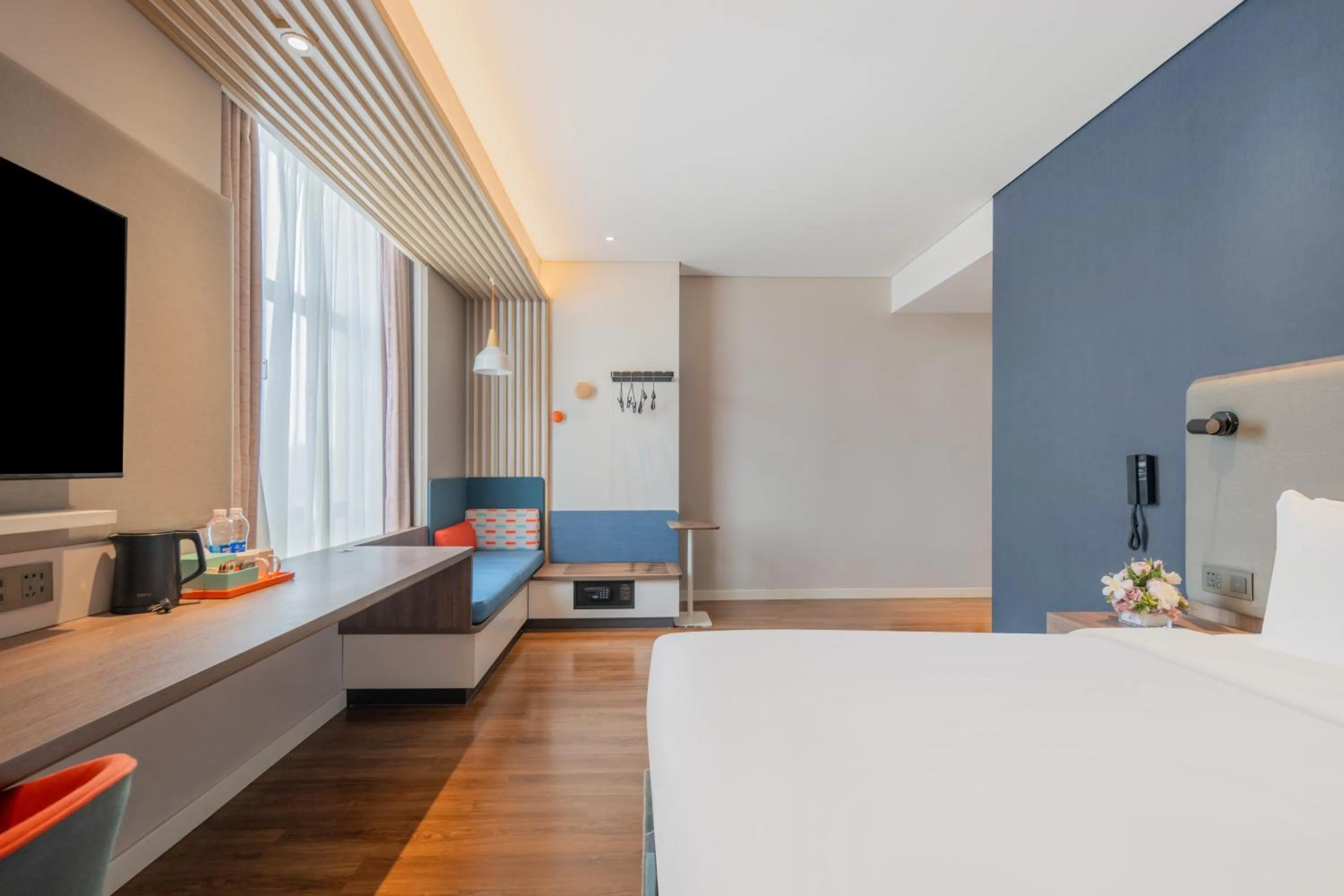 Bedroom, Bed in Holiday Inn Express Shanghai Hongqiao North by IHG