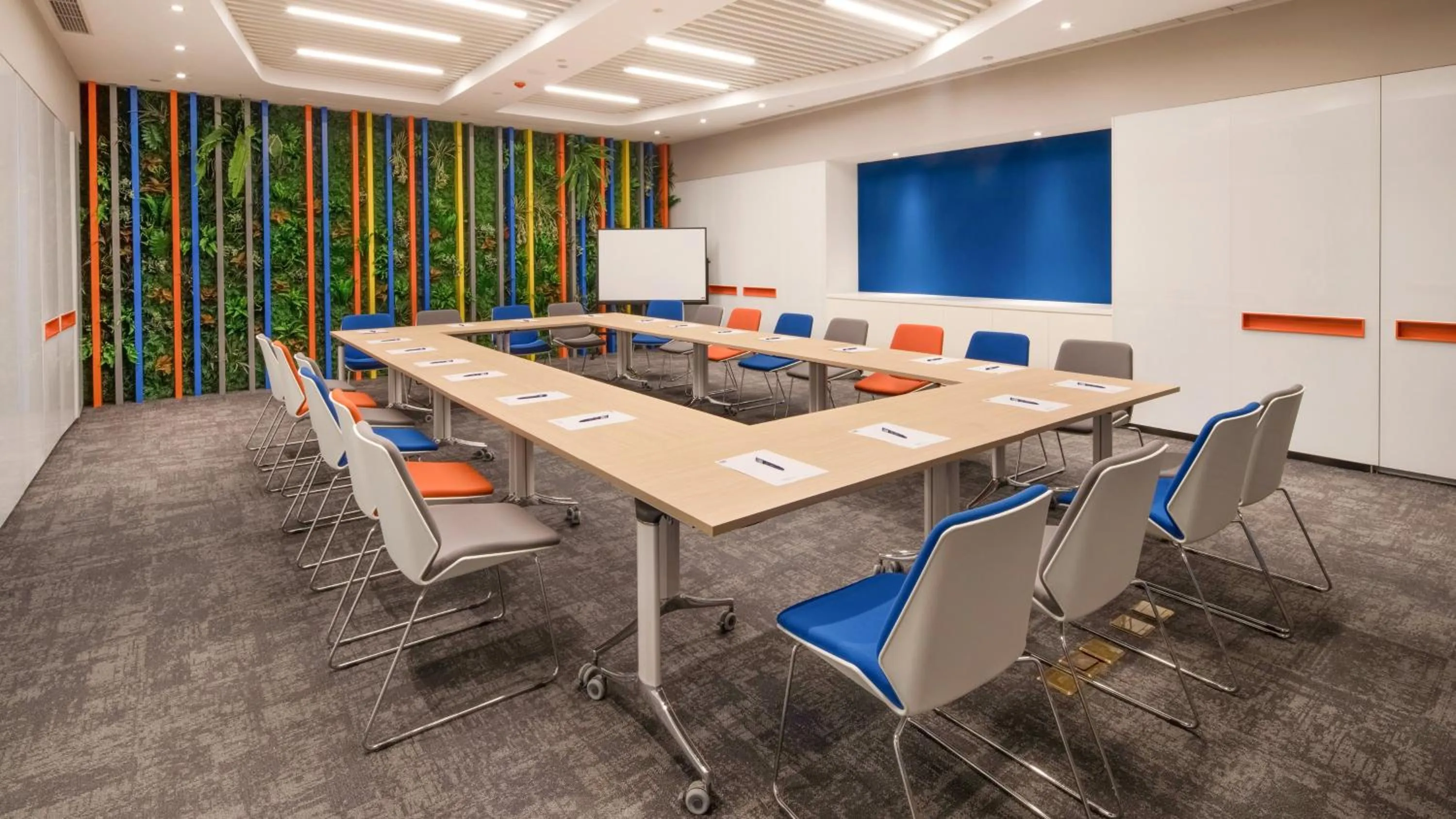 Meeting/conference room in Holiday Inn Express Shanghai Hongqiao North by IHG