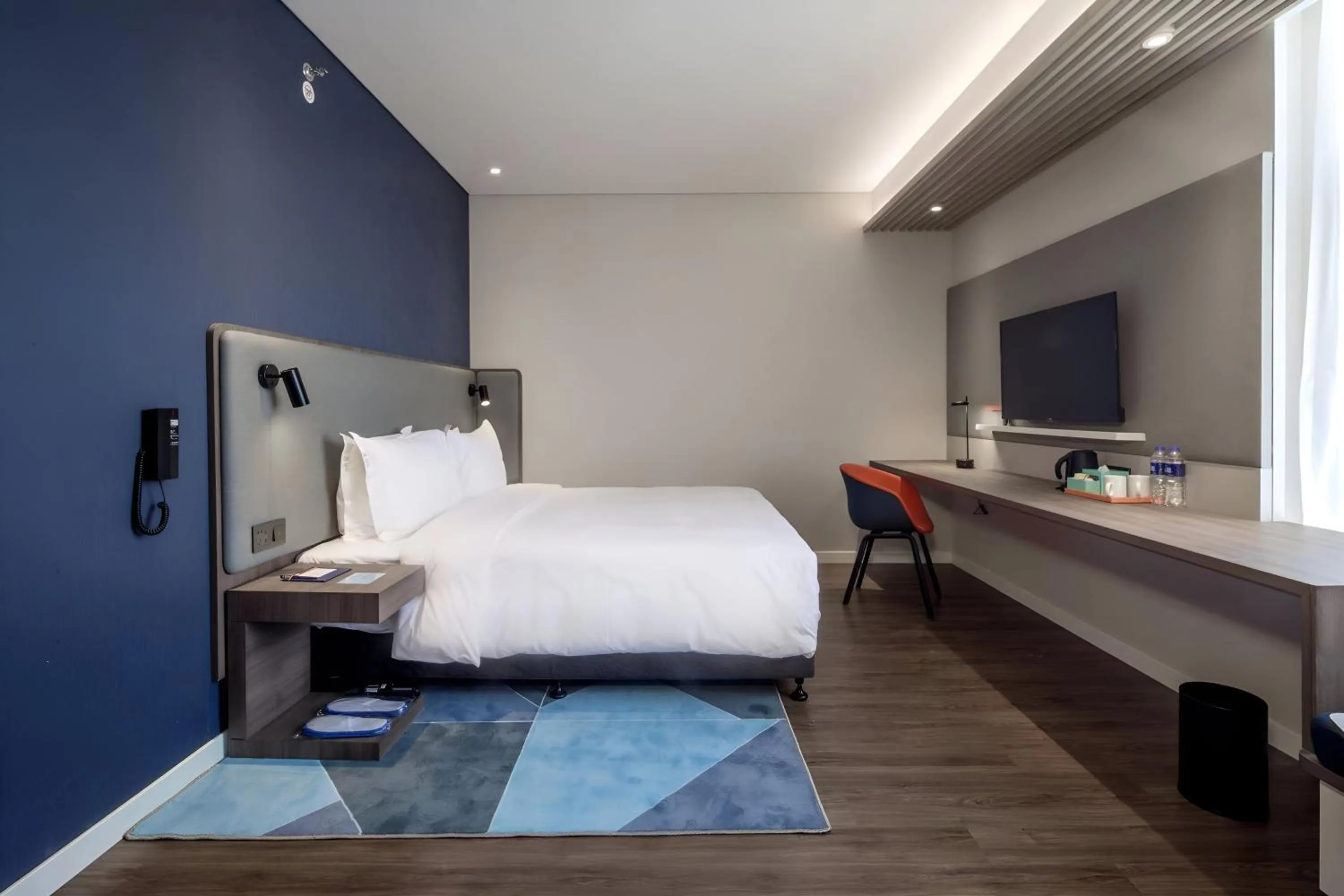 Photo of the whole room, Bed in Holiday Inn Express Shanghai Hongqiao North by IHG