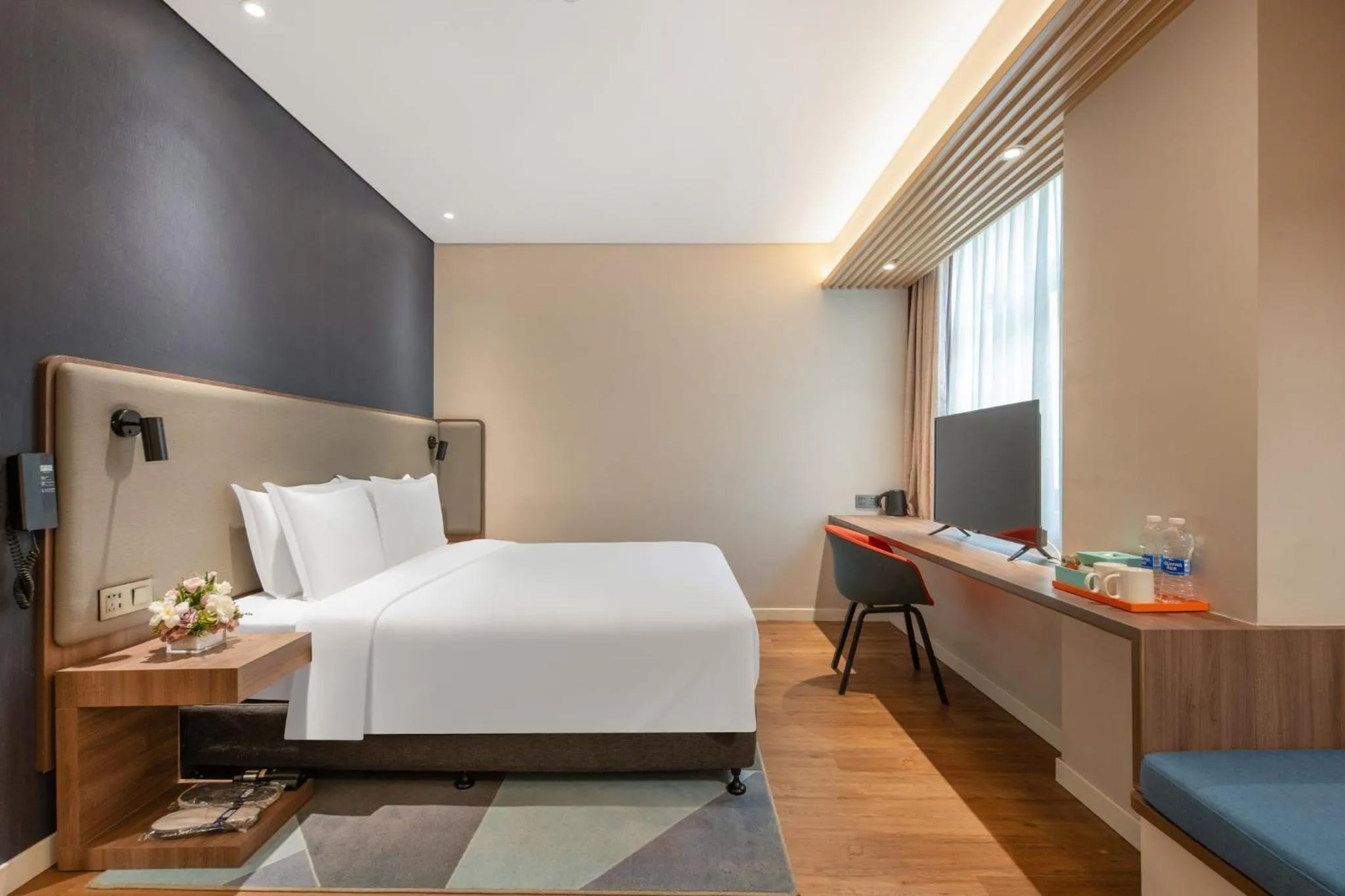 Photo of the whole room, Bed in Holiday Inn Express Shanghai Hongqiao North by IHG