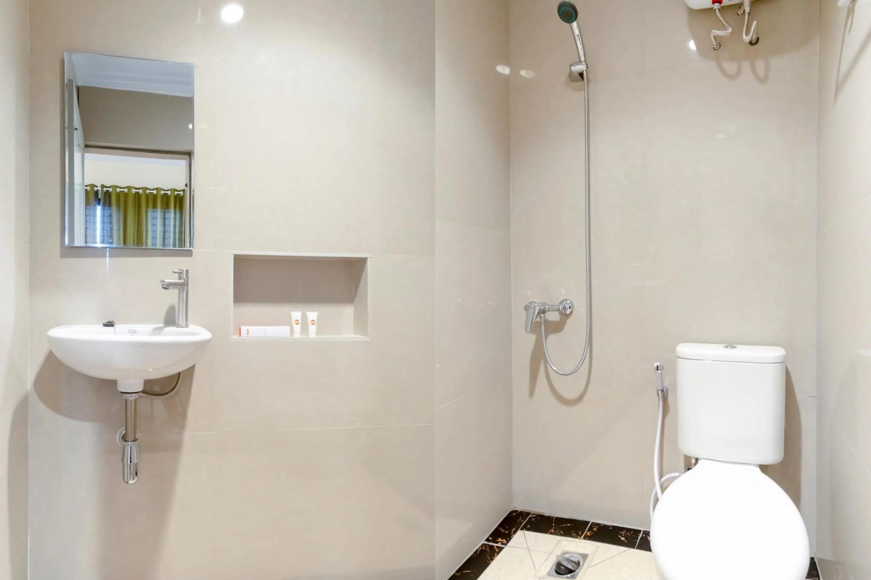 Bathroom in Capital O 1585 Ring Road Residence