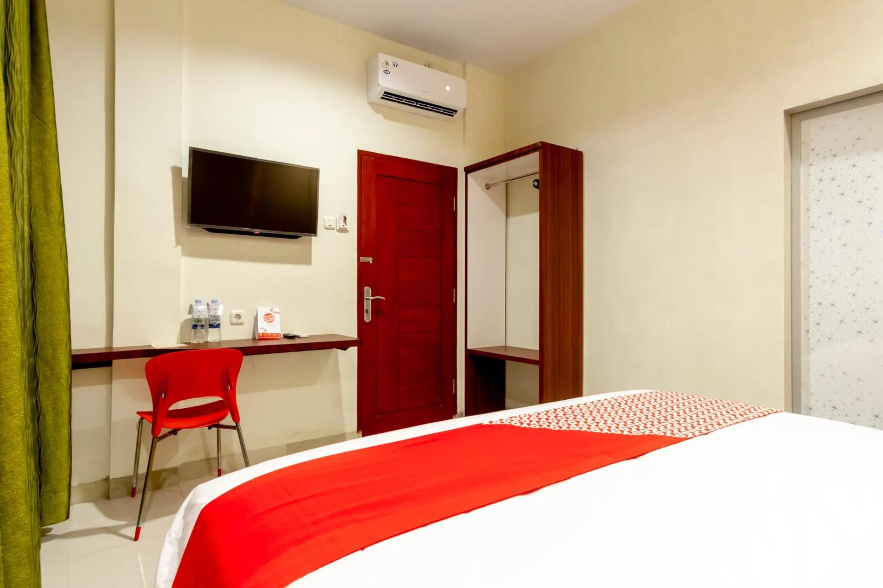 Bedroom, Bed in Capital O 1585 Ring Road Residence