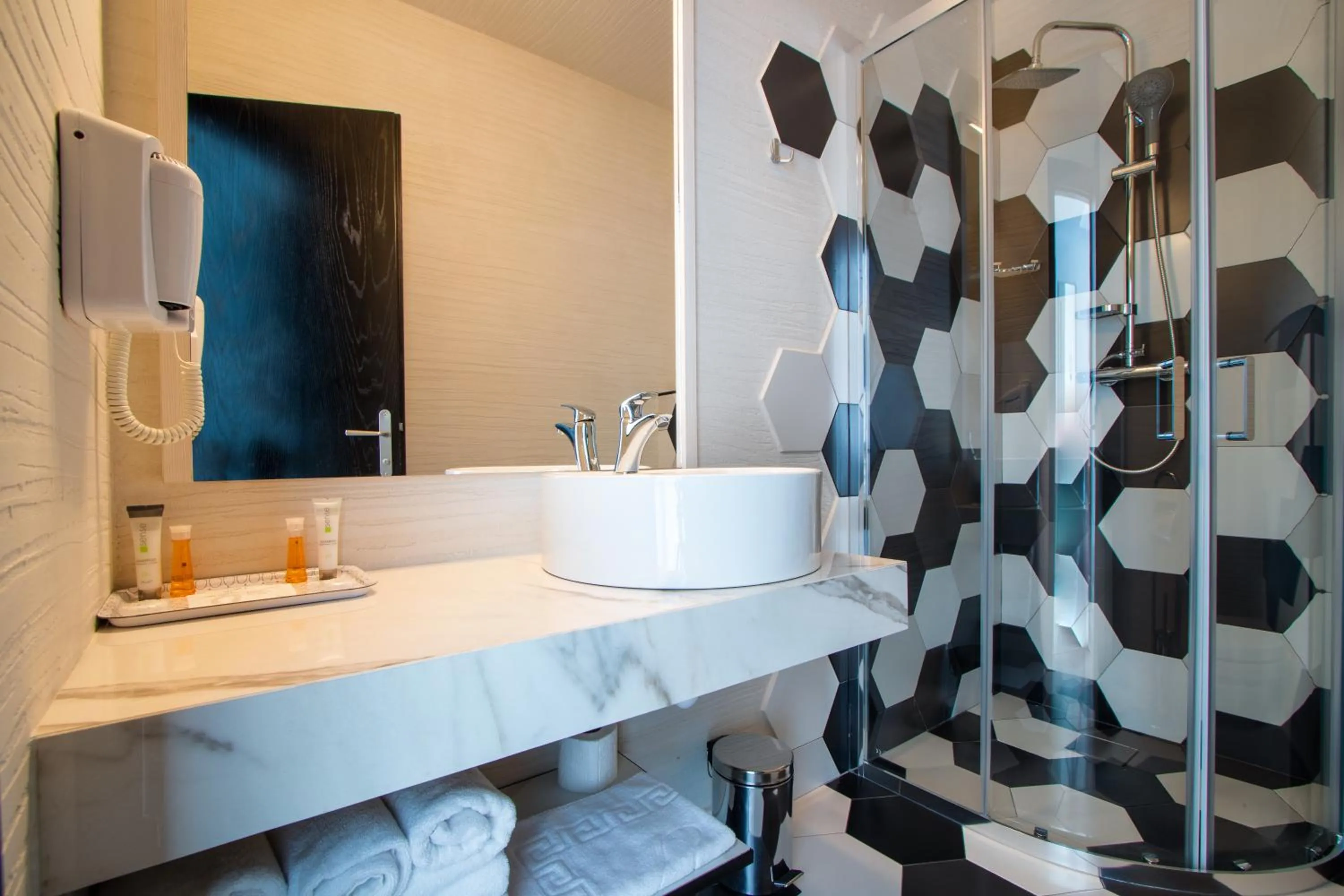 Shower in Hotel Bulevard