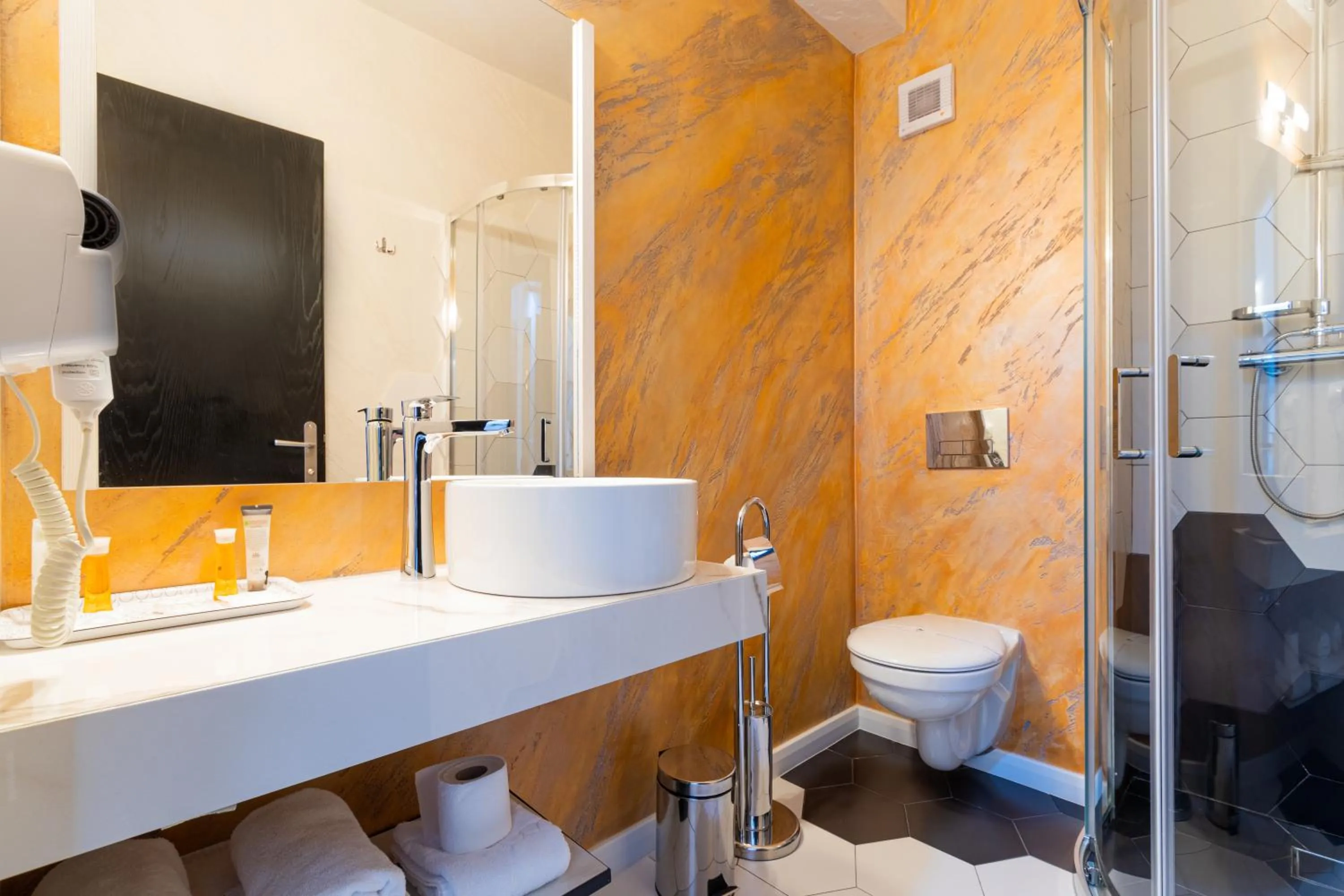 Shower in Hotel Bulevard