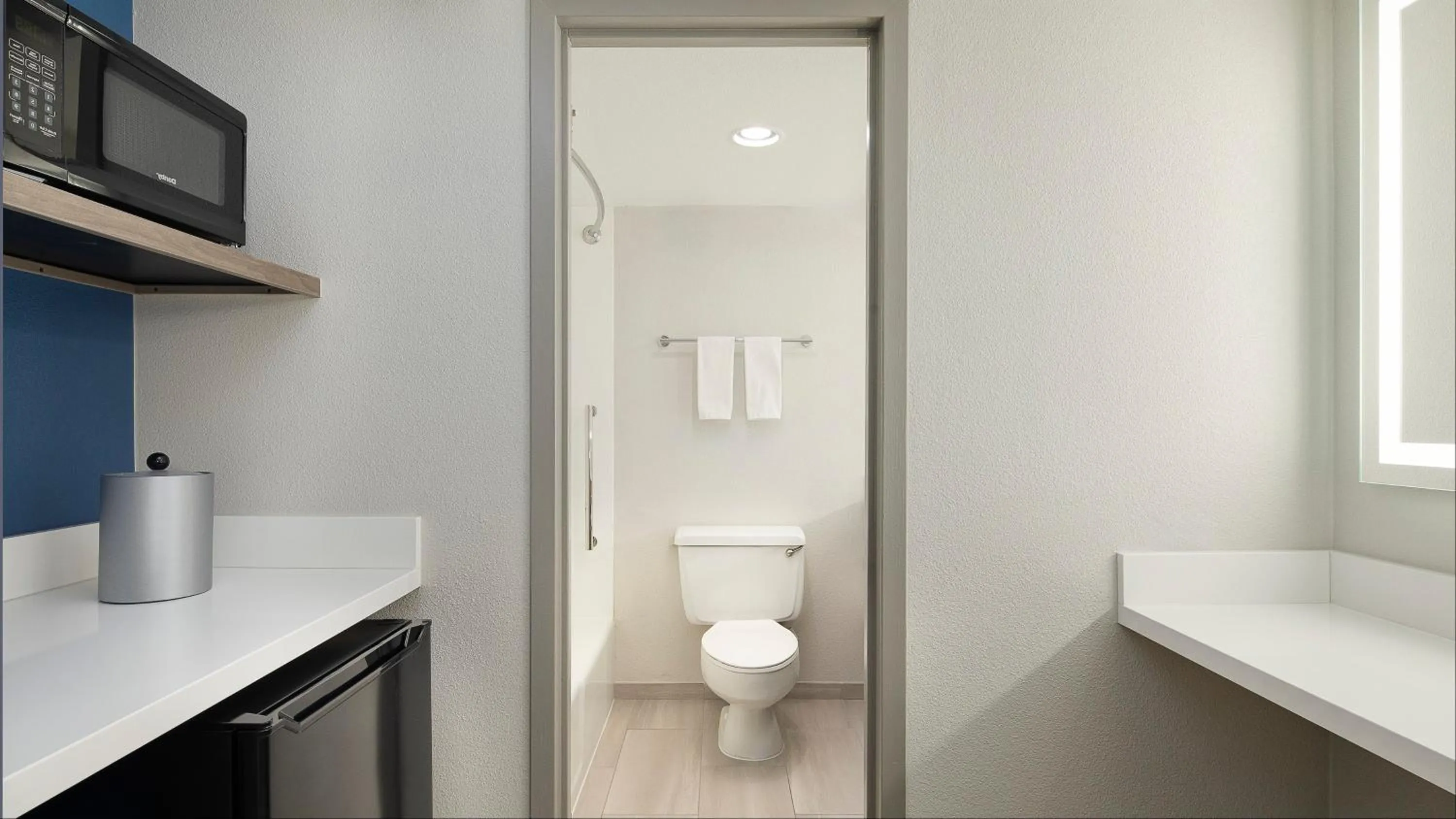 Photo of the whole room in Holiday Inn Express Dallas Market Center by IHG