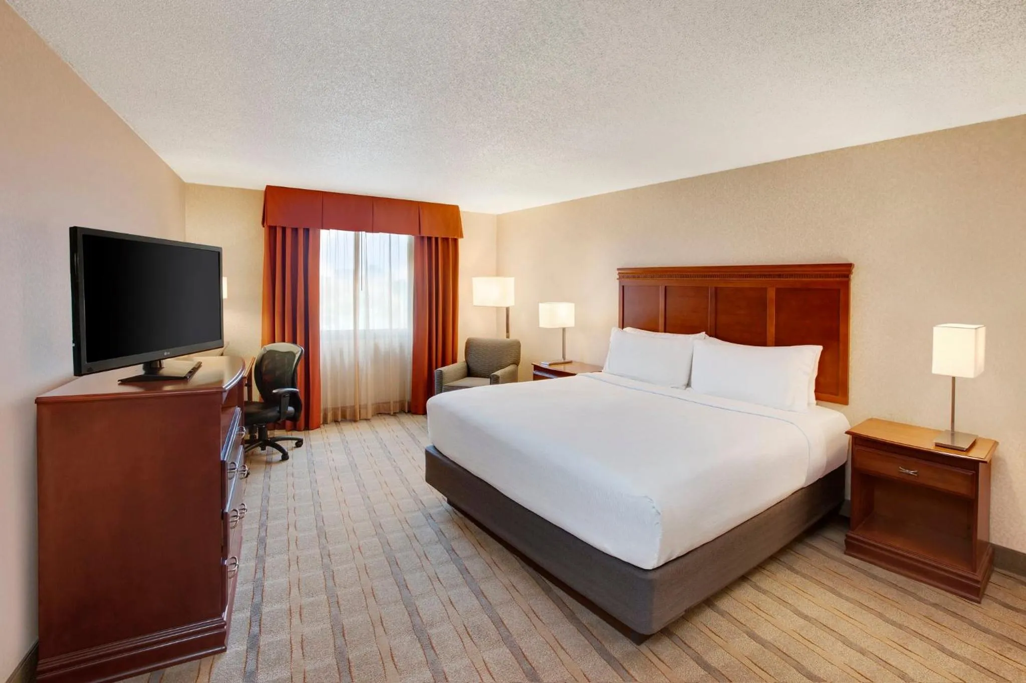 Photo of the whole room, Bed in Holiday Inn Express Dallas Market Center by IHG