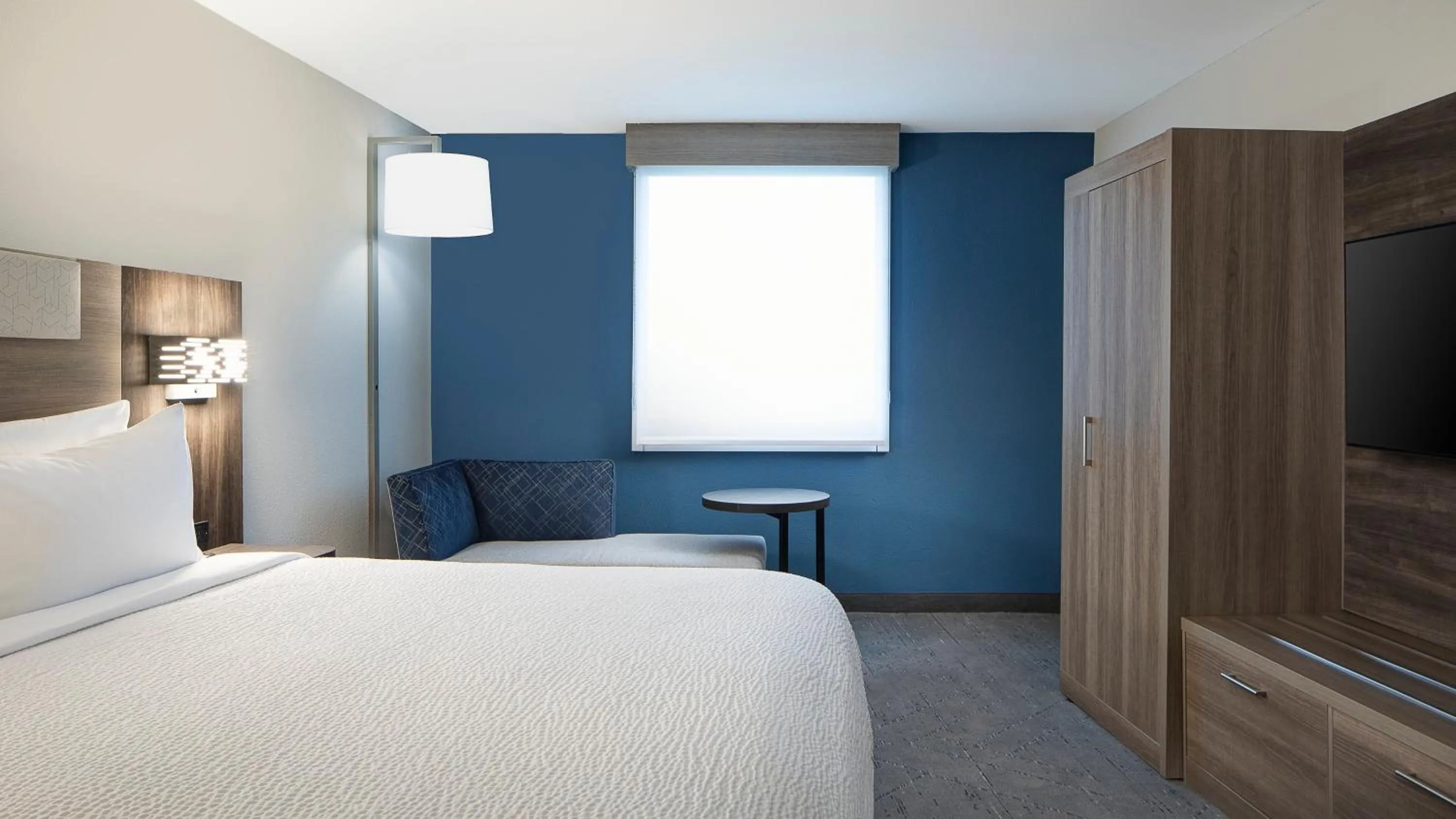 Photo of the whole room, Bed in Holiday Inn Express Dallas Market Center by IHG