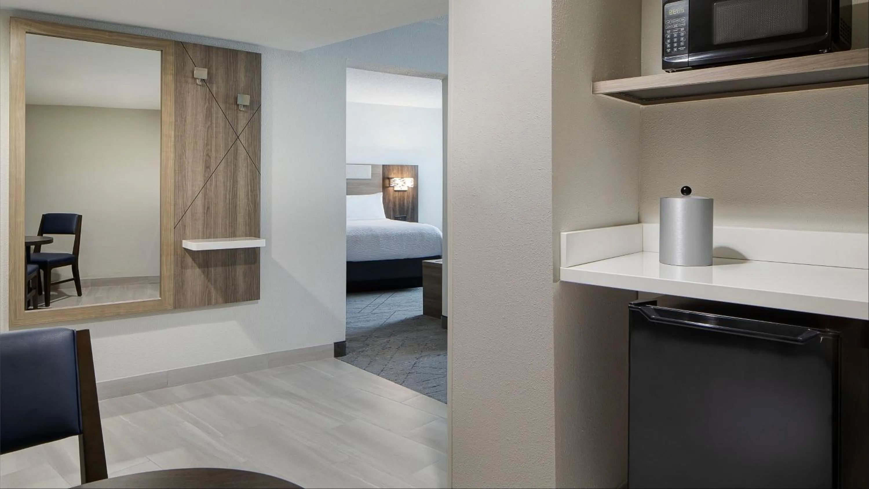 Photo of the whole room, Bed in Holiday Inn Express Dallas Market Center by IHG