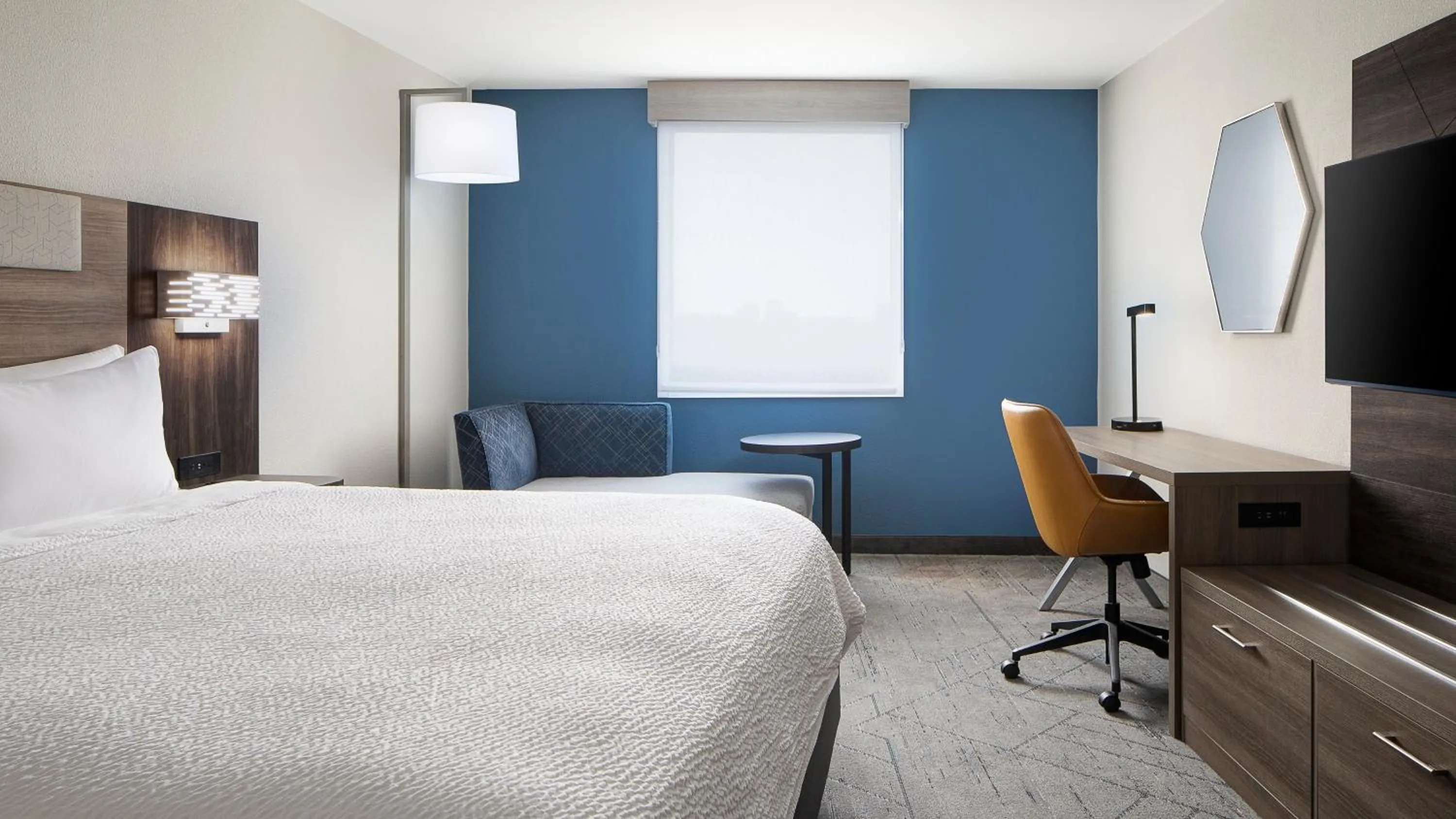 Photo of the whole room, Bed in Holiday Inn Express Dallas Market Center by IHG