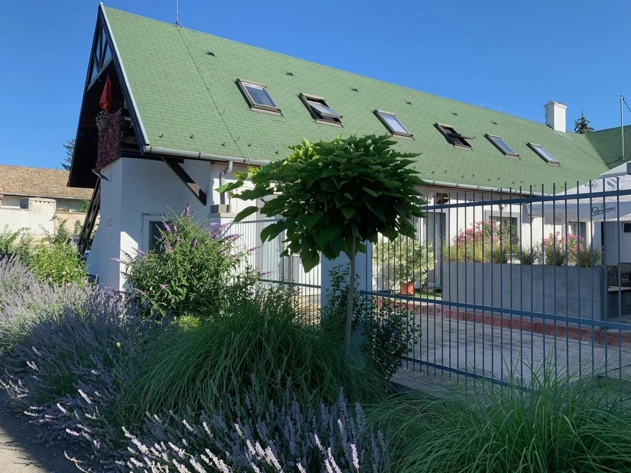 Property building in MiLLER's Inn Panzió és Étterem